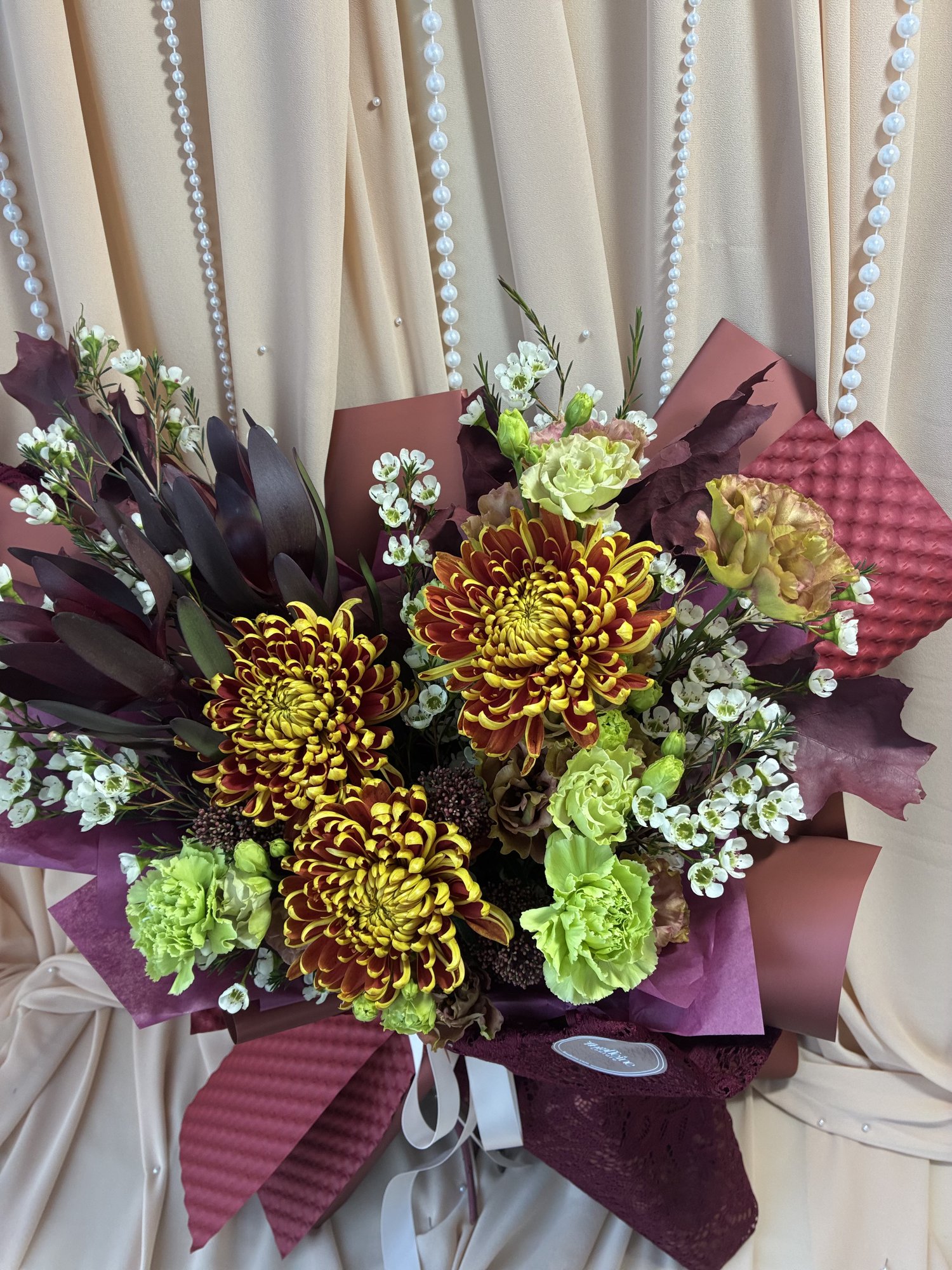 Burgundy Citron – Buchet cu Crizanteme Galbene, Leucadendron, Garoafe Verzi, Eustoma și Waxflower - Imagine 4