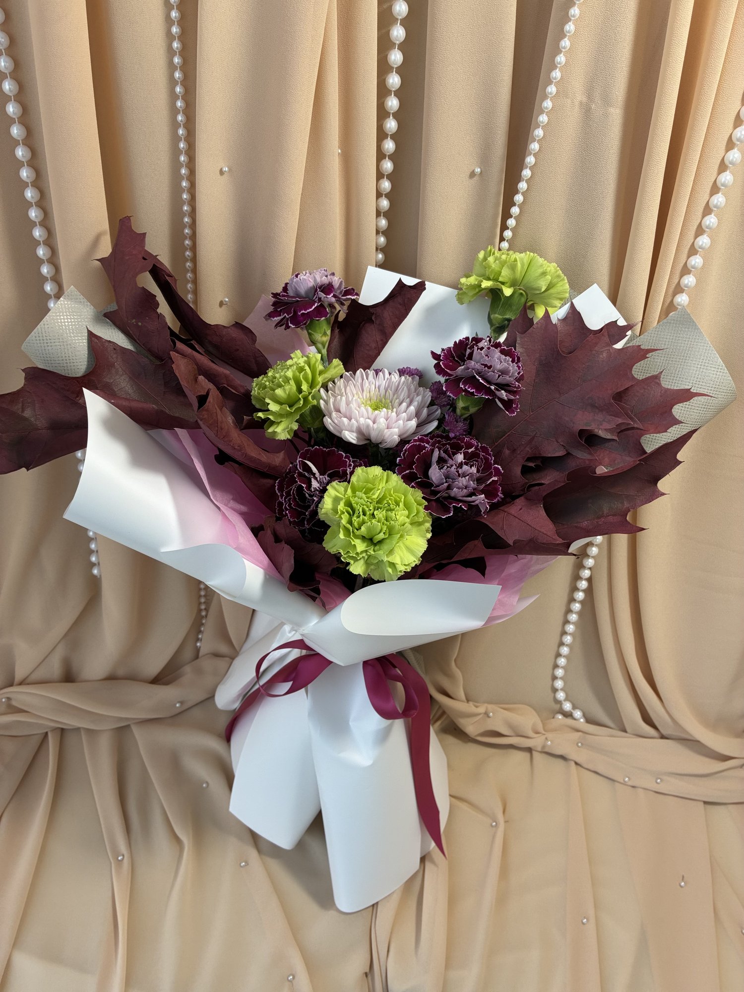 Garnet Lime – Buchet cu Garoafe Verzi și Mov, Crizantemă Roz și Frunze Decorative