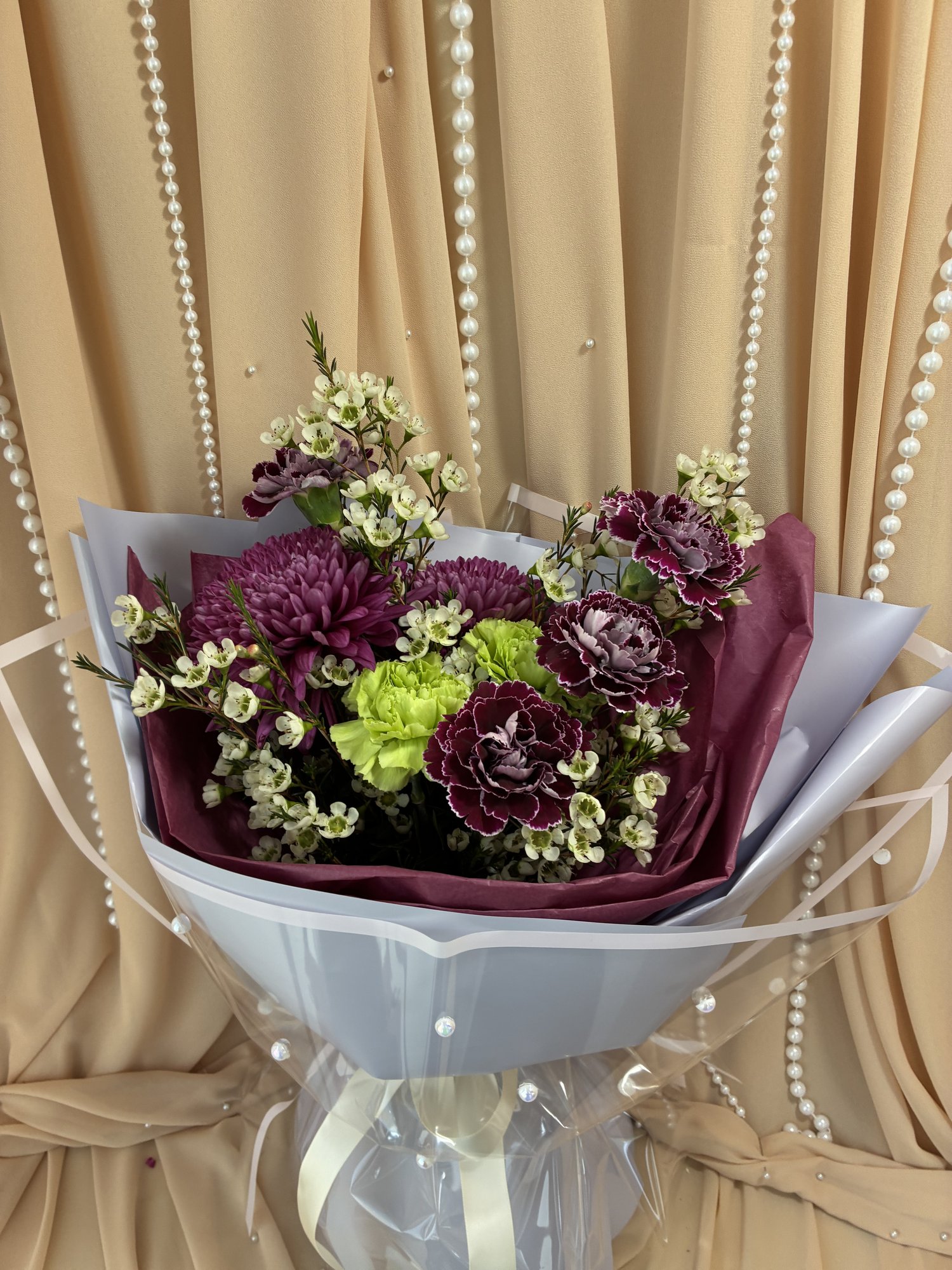 Mulberry Pearl – Buchet cu Crizanteme Mov, Garoafe Mov și Verzi și Waxflower Alb