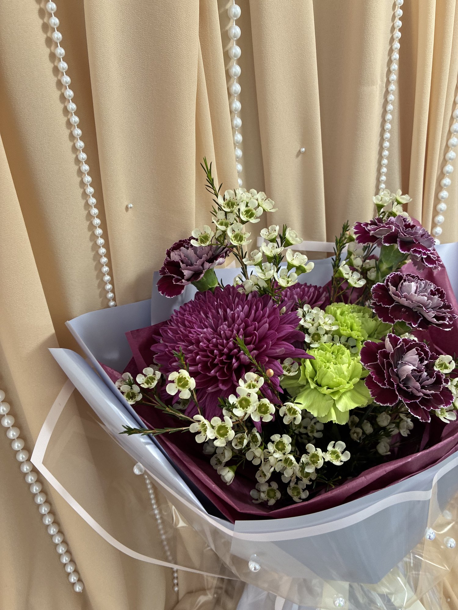 Mulberry Pearl – Buchet cu Crizanteme Mov, Garoafe Mov și Verzi și Waxflower Alb - Imagine 2