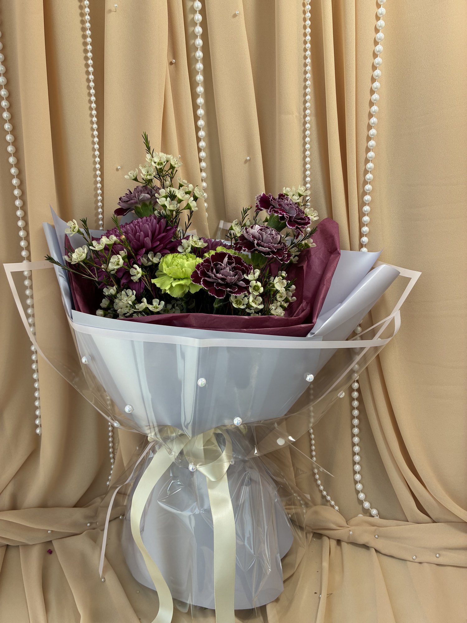 Mulberry Pearl – Buchet cu Crizanteme Mov, Garoafe Mov și Verzi și Waxflower Alb - Imagine 3