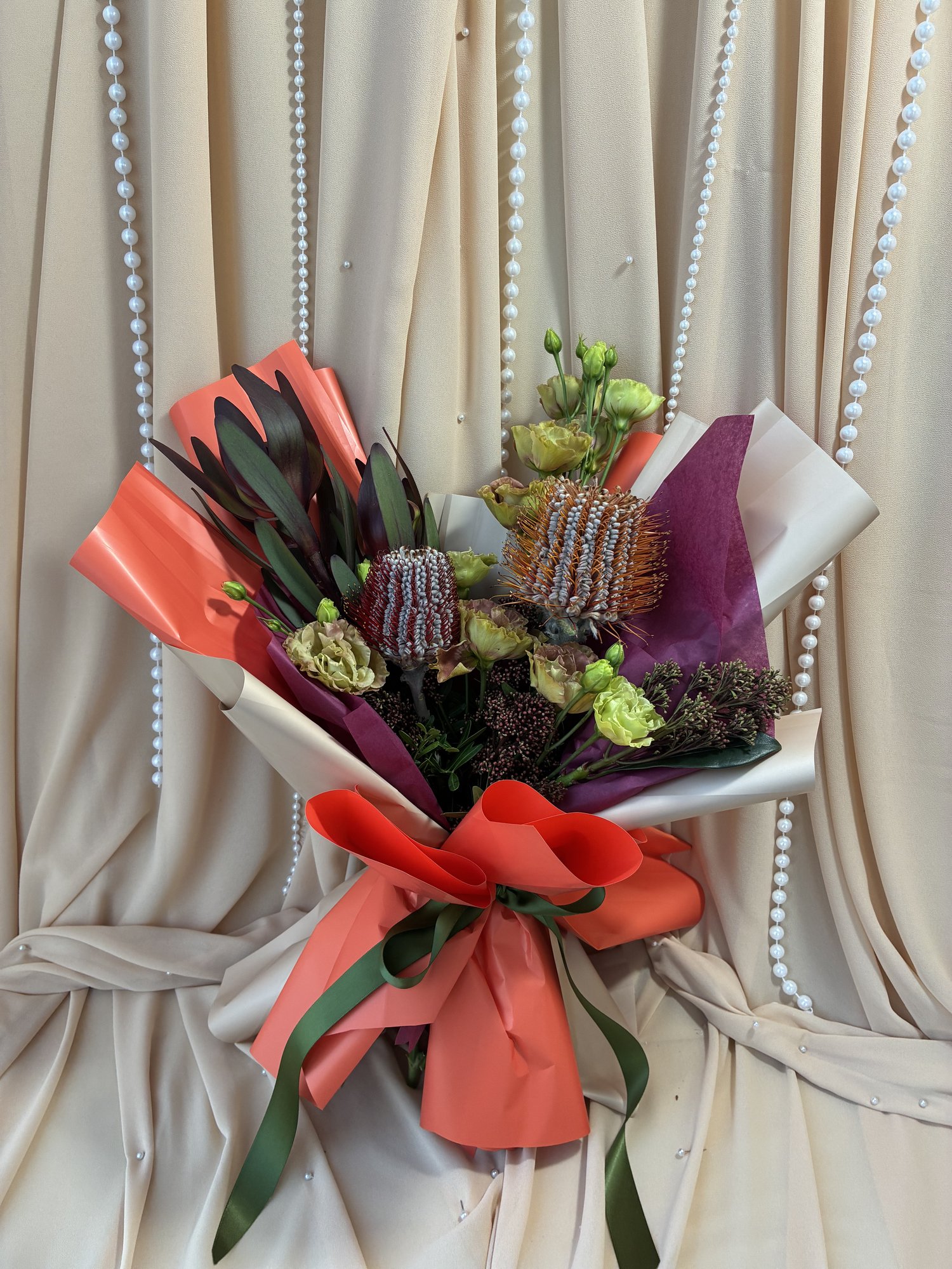 Copper Nomad – Buchet cu Banksia, Leucadendron și Eustoma