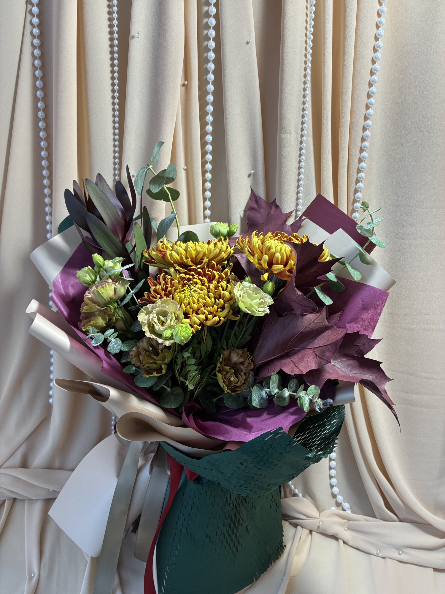 Ochre Wild – Buchet cu Crizanteme Galbene, Leucadendron, Eustoma și Eucalipt