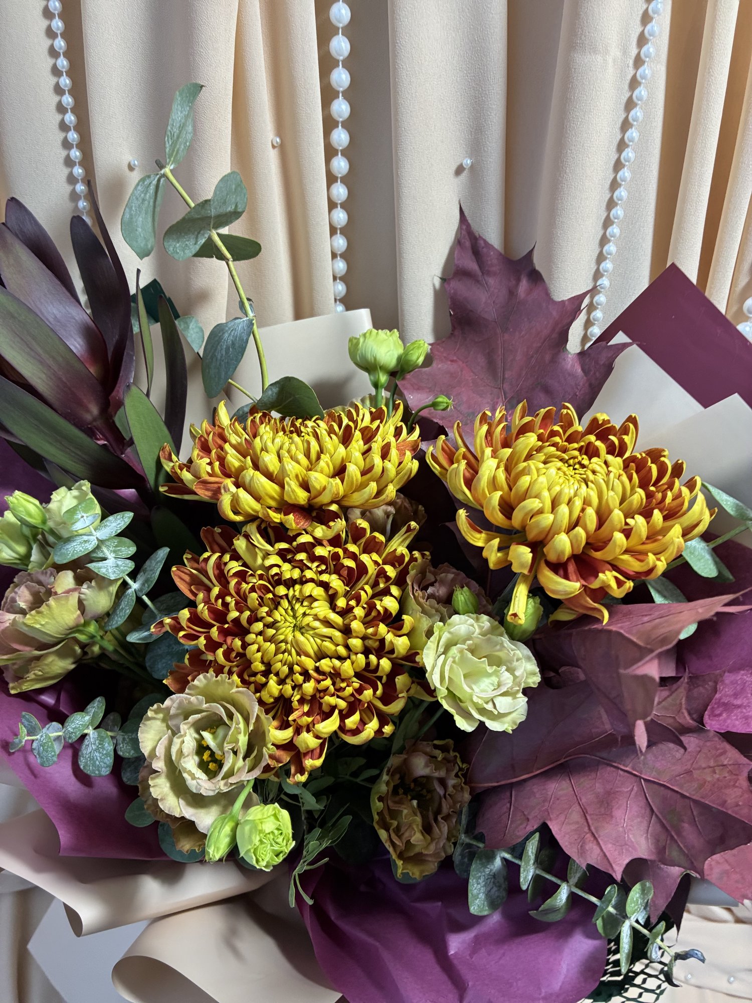 Ochre Wild – Buchet cu Crizanteme Galbene, Leucadendron, Eustoma și Eucalipt - Imagine 2