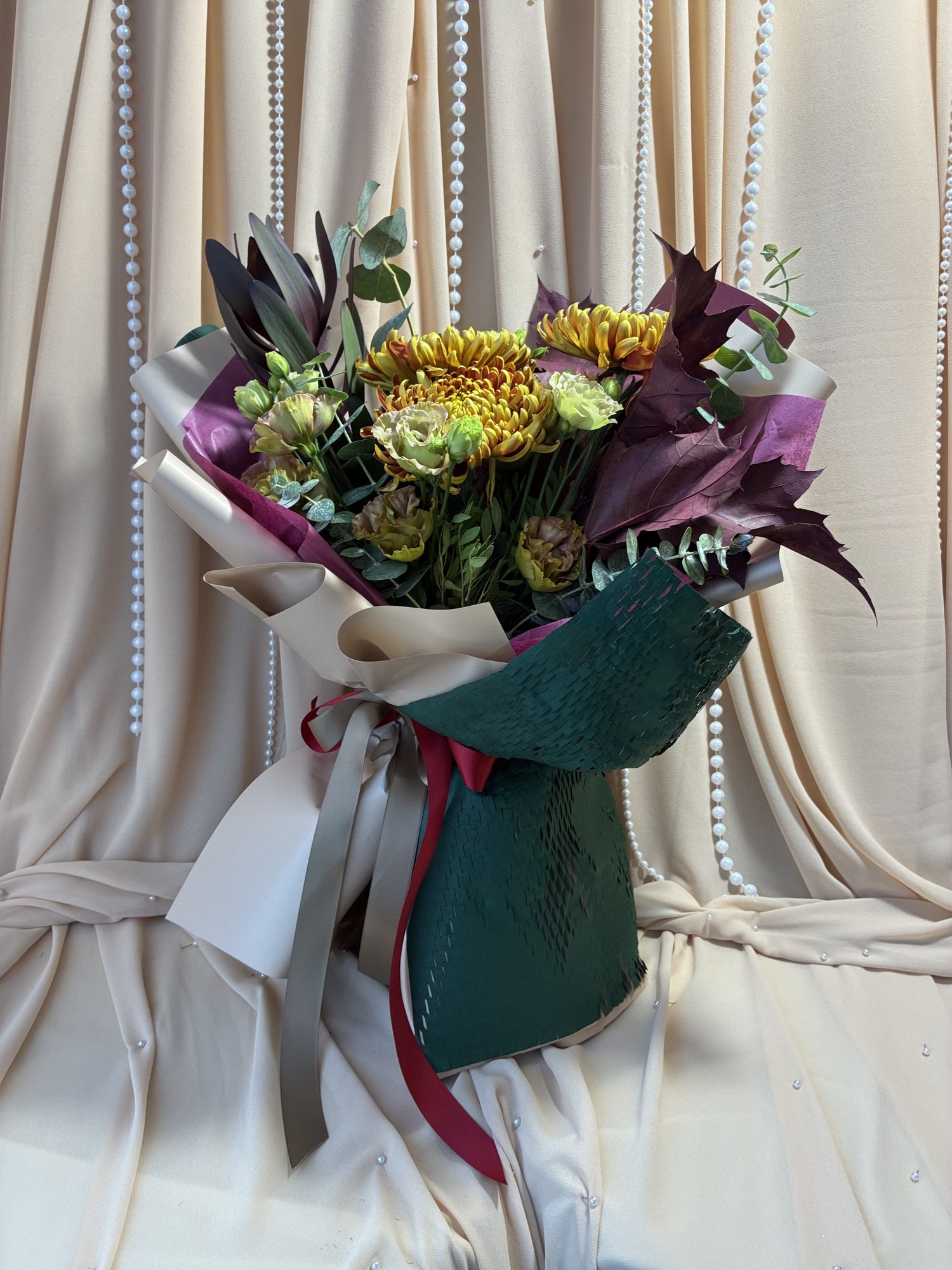Ochre Wild – Buchet cu Crizanteme Galbene, Leucadendron, Eustoma și Eucalipt - Imagine 3
