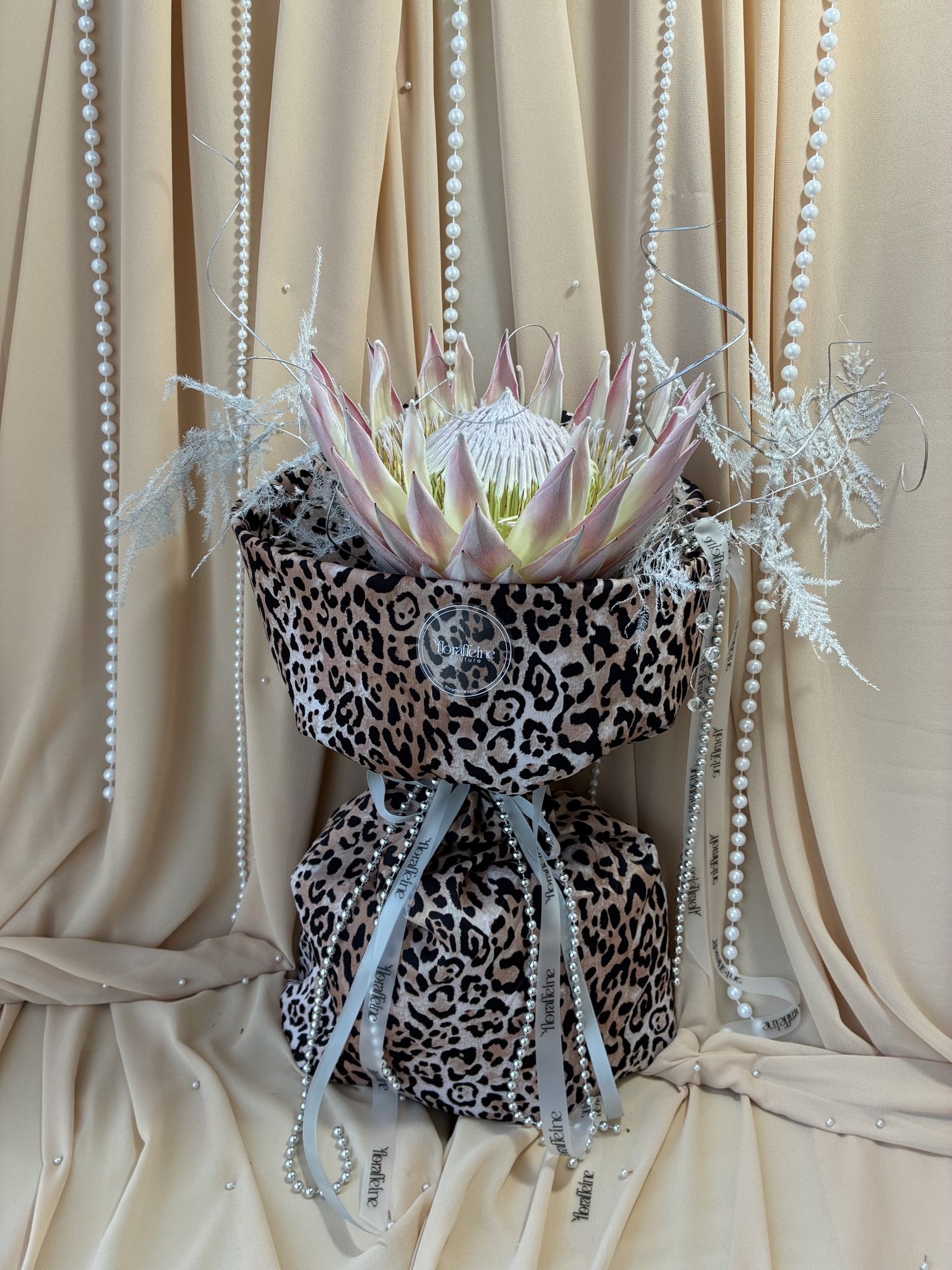Savage Pearl – Buchet cu Protea Snow Leopard și Asparagus Argintiu