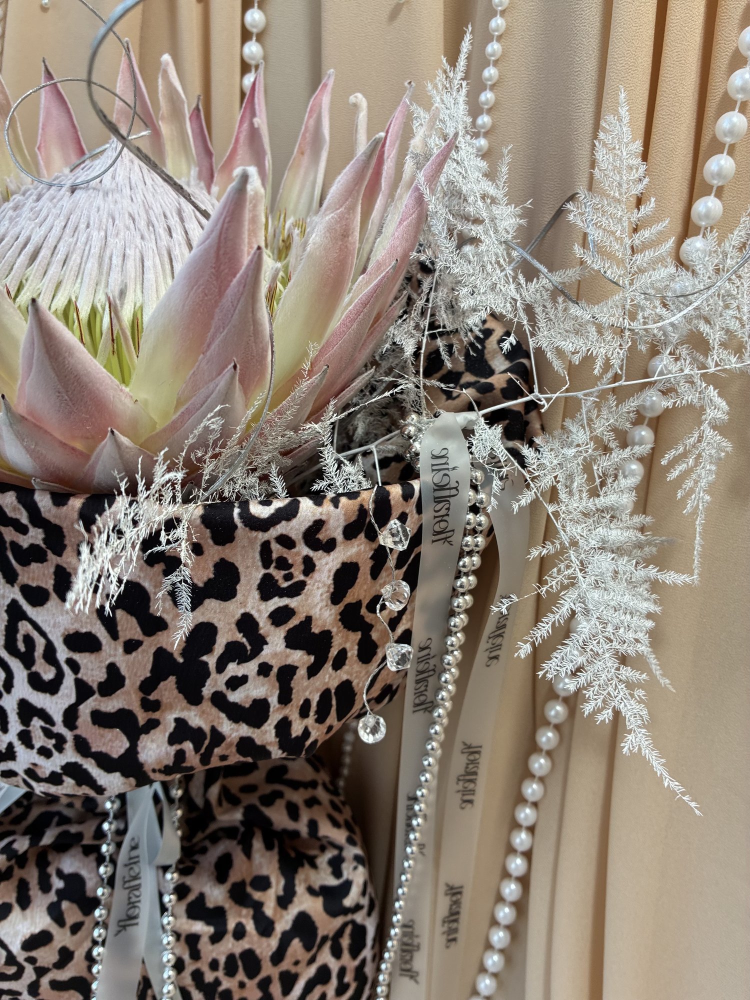 Savage Pearl – Buchet cu Protea Snow Leopard și Asparagus Argintiu - Imagine 3
