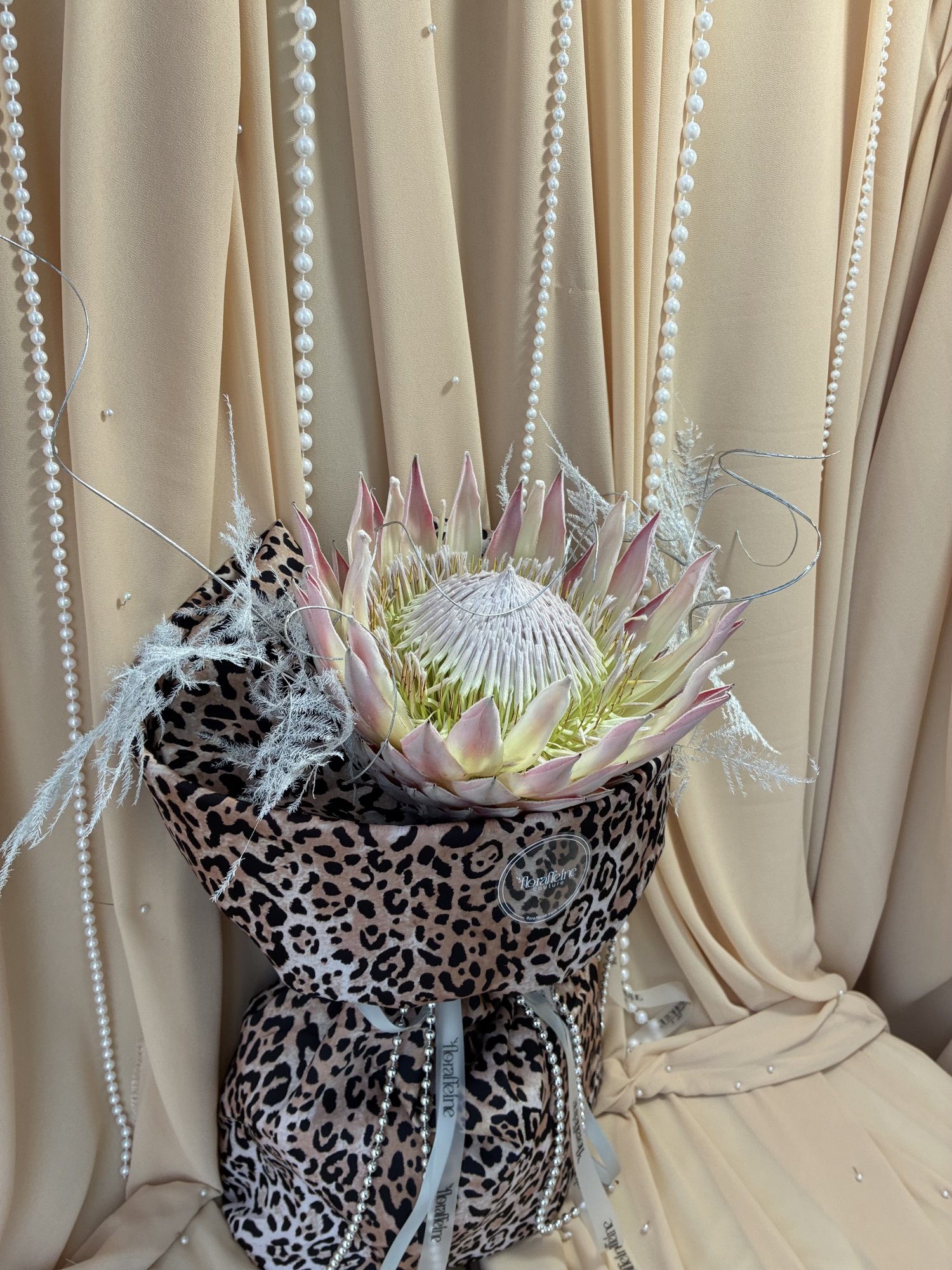 Savage Pearl – Buchet cu Protea Snow Leopard și Asparagus Argintiu - Imagine 4