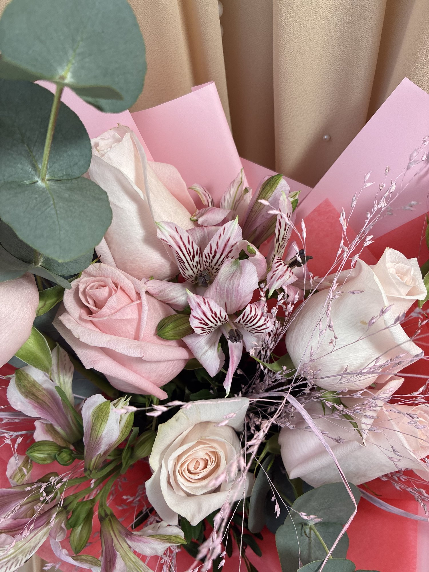 Blush Static – Buchet cu Trandafiri Roz, Alstroemeria, Limonium și Eucalipt - Imagine 2