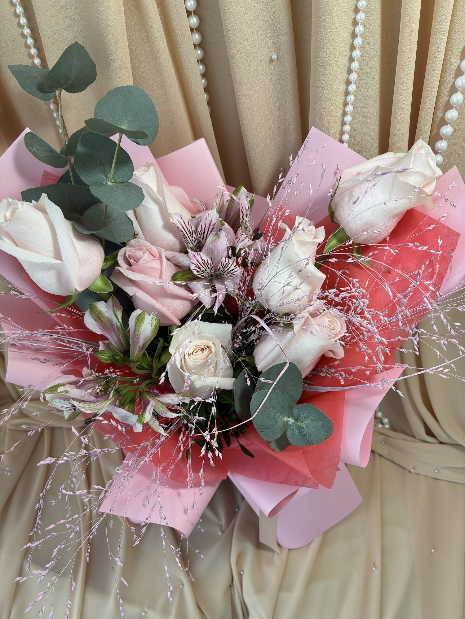 Blush Static – Buchet cu Trandafiri Roz, Alstroemeria, Limonium și Eucalipt - Imagine 3