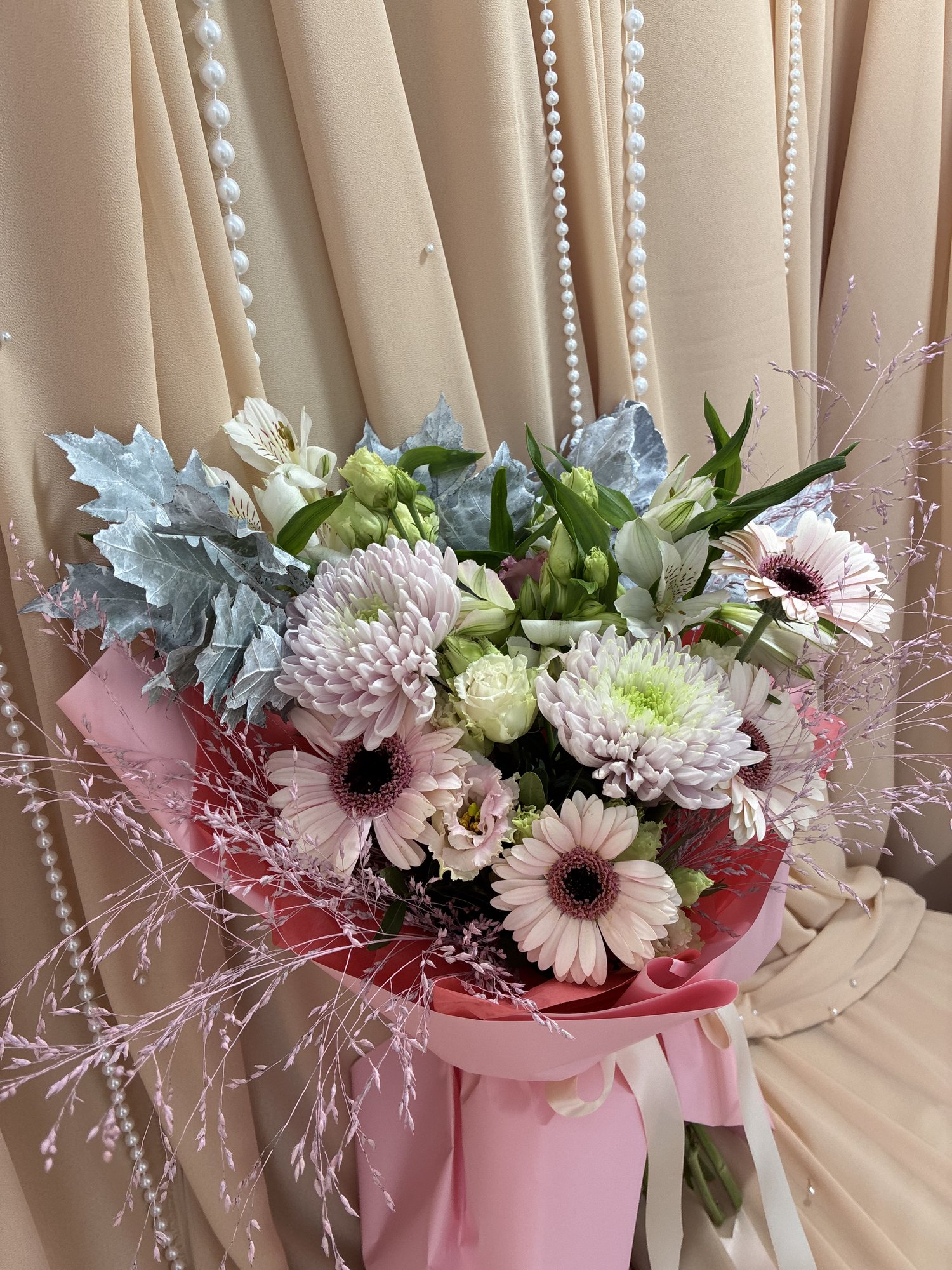 Blush Alloy – Buchet cu Crizanteme Roz, Alstroemeria Albă, Eustoma și Limonium - Imagine 2