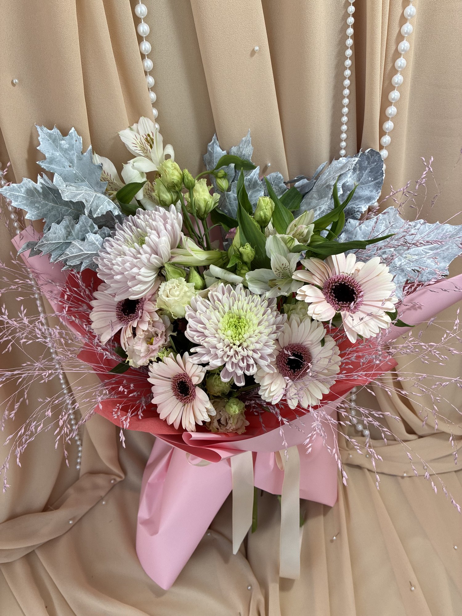 Blush Alloy – Buchet cu Crizanteme Roz, Alstroemeria Albă, Eustoma și Limonium - Imagine 3