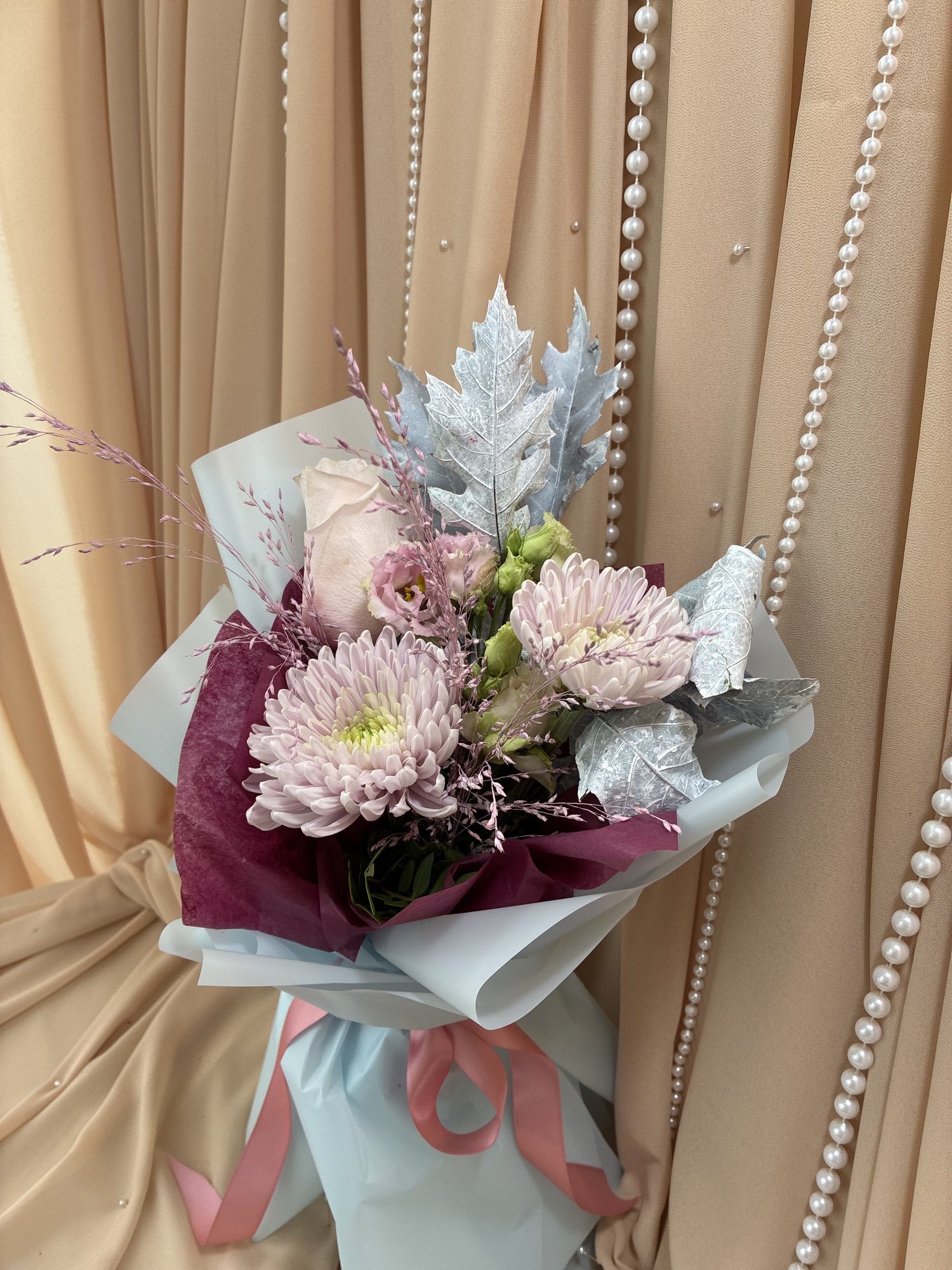 Opaline Bordeaux – Buchet cu Trandafir Roz, Crizanteme Roz, Eustoma și Limonium - Imagine 2