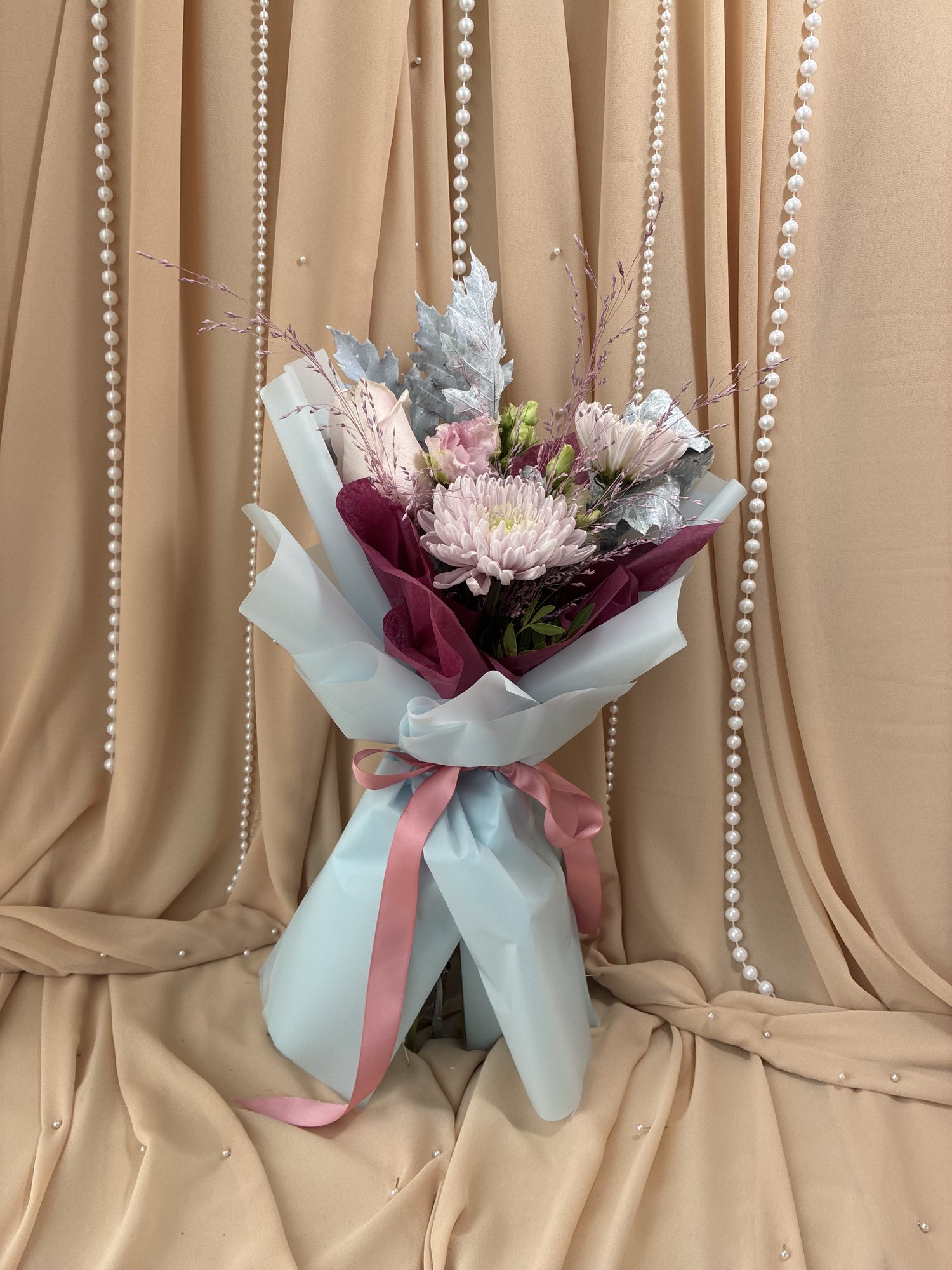 Opaline Bordeaux – Buchet cu Trandafir Roz, Crizanteme Roz, Eustoma și Limonium - Imagine 3