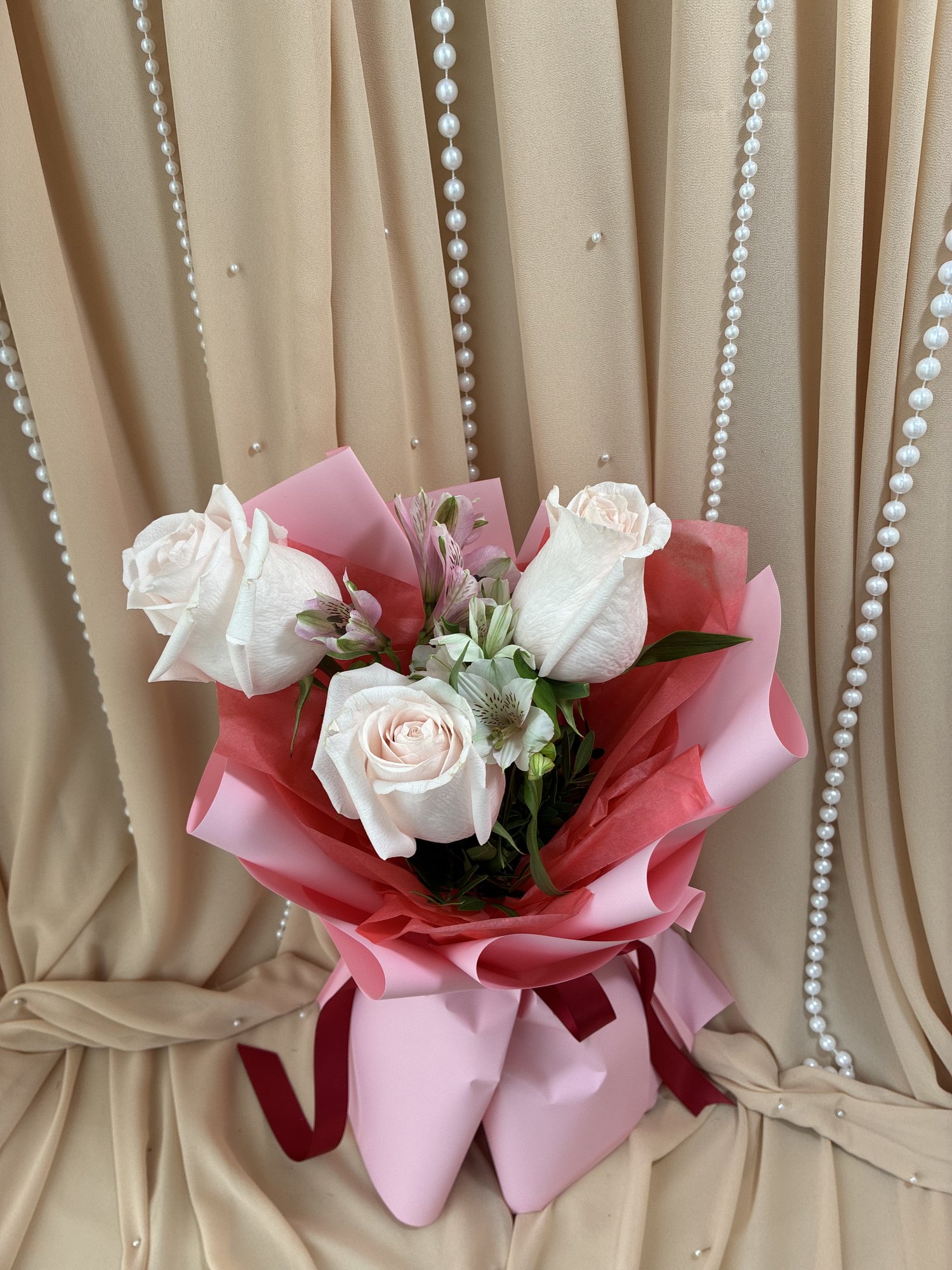 Ivory Rouge – Buchet cu Trandafiri Roz Pal și Alstroemeria Roz și Albă - Imagine 2