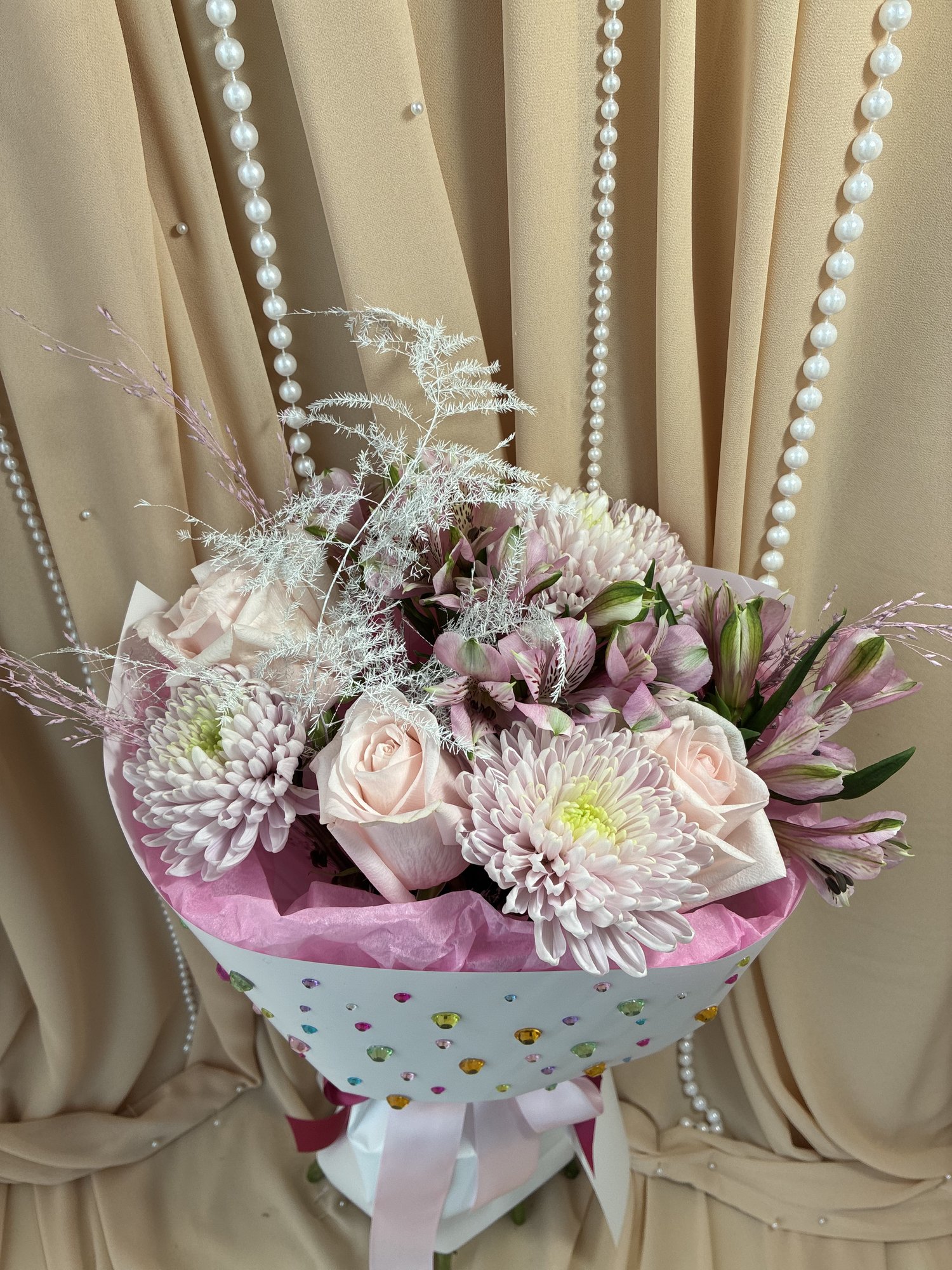 Prism Blush – Buchet cu Trandafiri Roz, Crizanteme Roz, Alstroemeria și Asparagus Argintiu - Imagine 2
