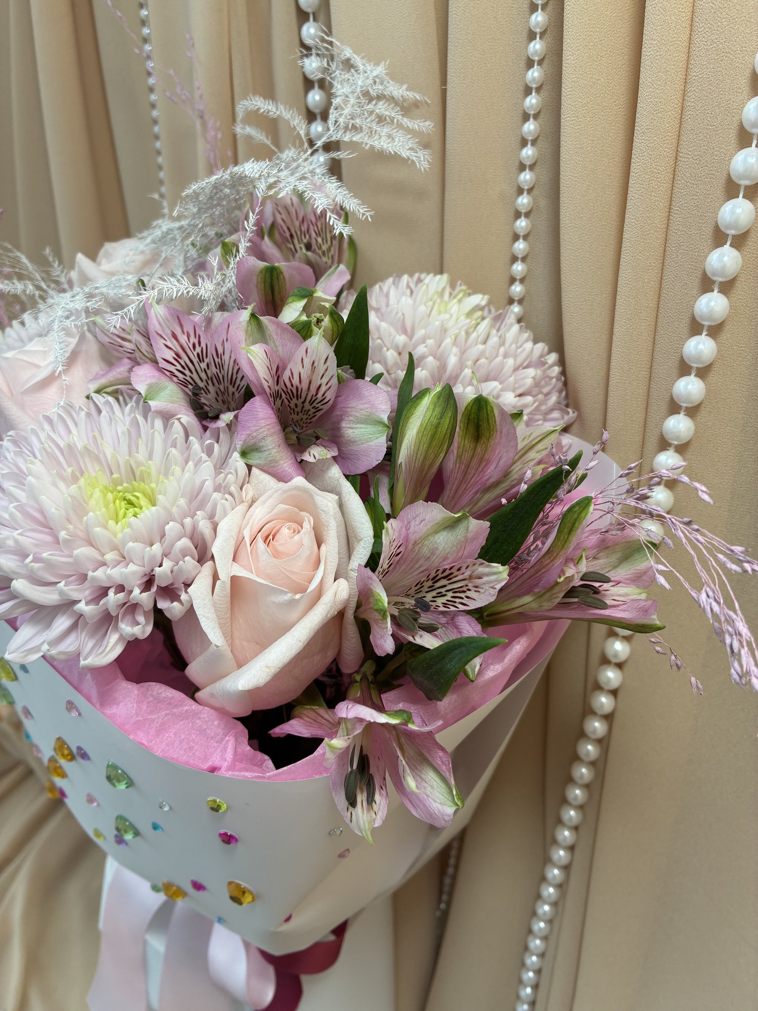 Prism Blush – Buchet cu Trandafiri Roz, Crizanteme Roz, Alstroemeria și Asparagus Argintiu - Imagine 3