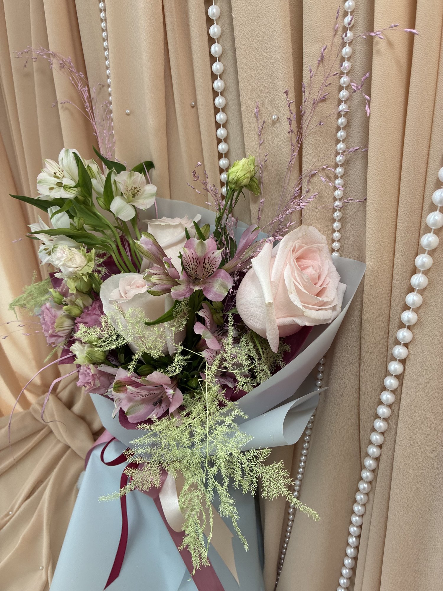 Celadon Muse – Buchet cu Trandafiri Roz, Alstroemeria, Eustoma și Asparagus Verde - Imagine 2