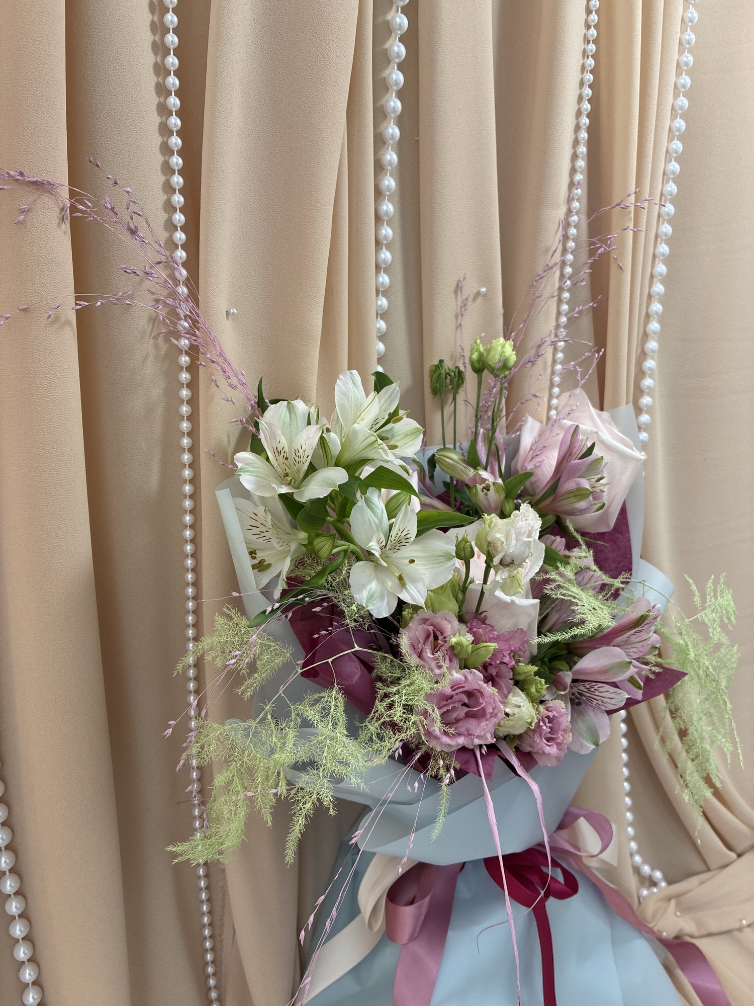 Celadon Muse – Buchet cu Trandafiri Roz, Alstroemeria, Eustoma și Asparagus Verde - Imagine 3