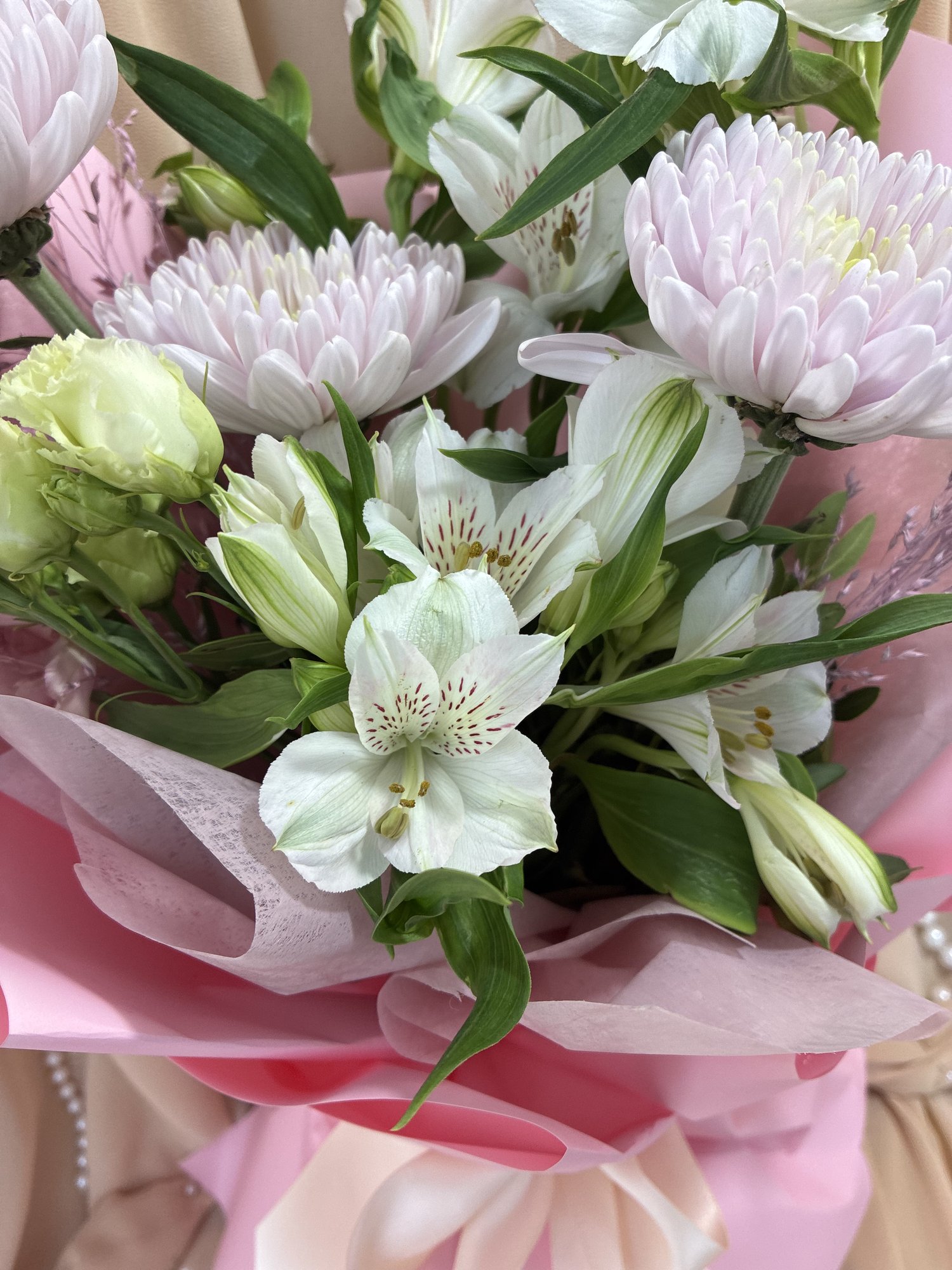 Lilac Poise – Buchet cu Crizanteme Roz, Alstroemeria Albă, Eustoma și Limonium - Imagine 2