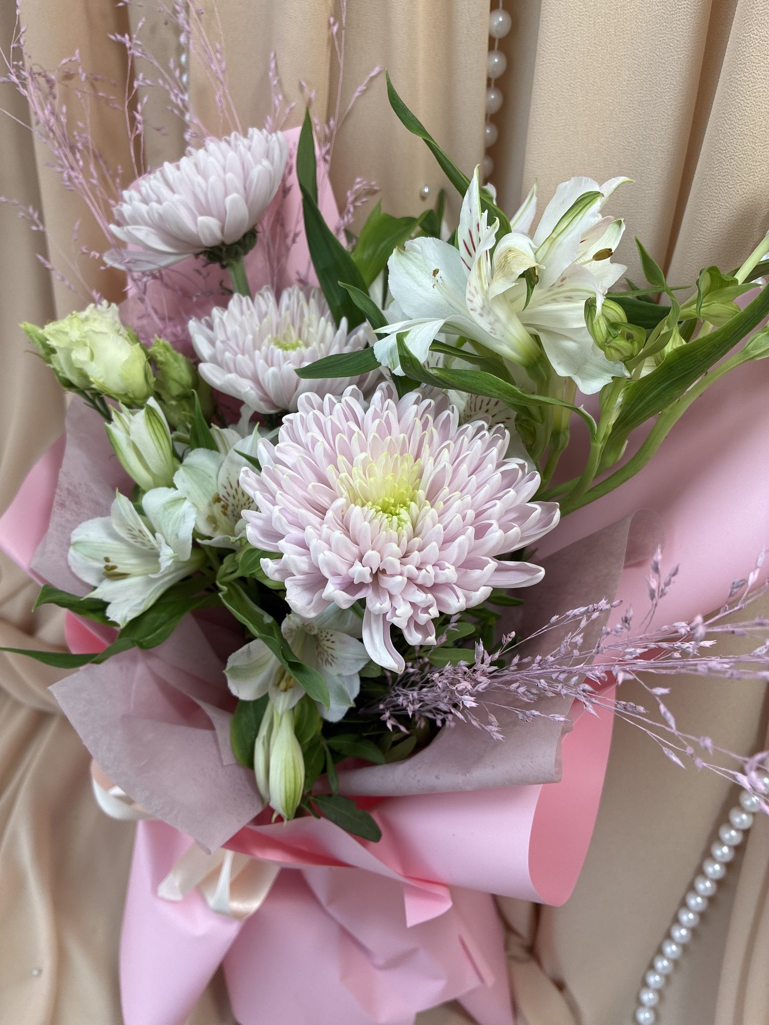 Lilac Poise – Buchet cu Crizanteme Roz, Alstroemeria Albă, Eustoma și Limonium - Imagine 3