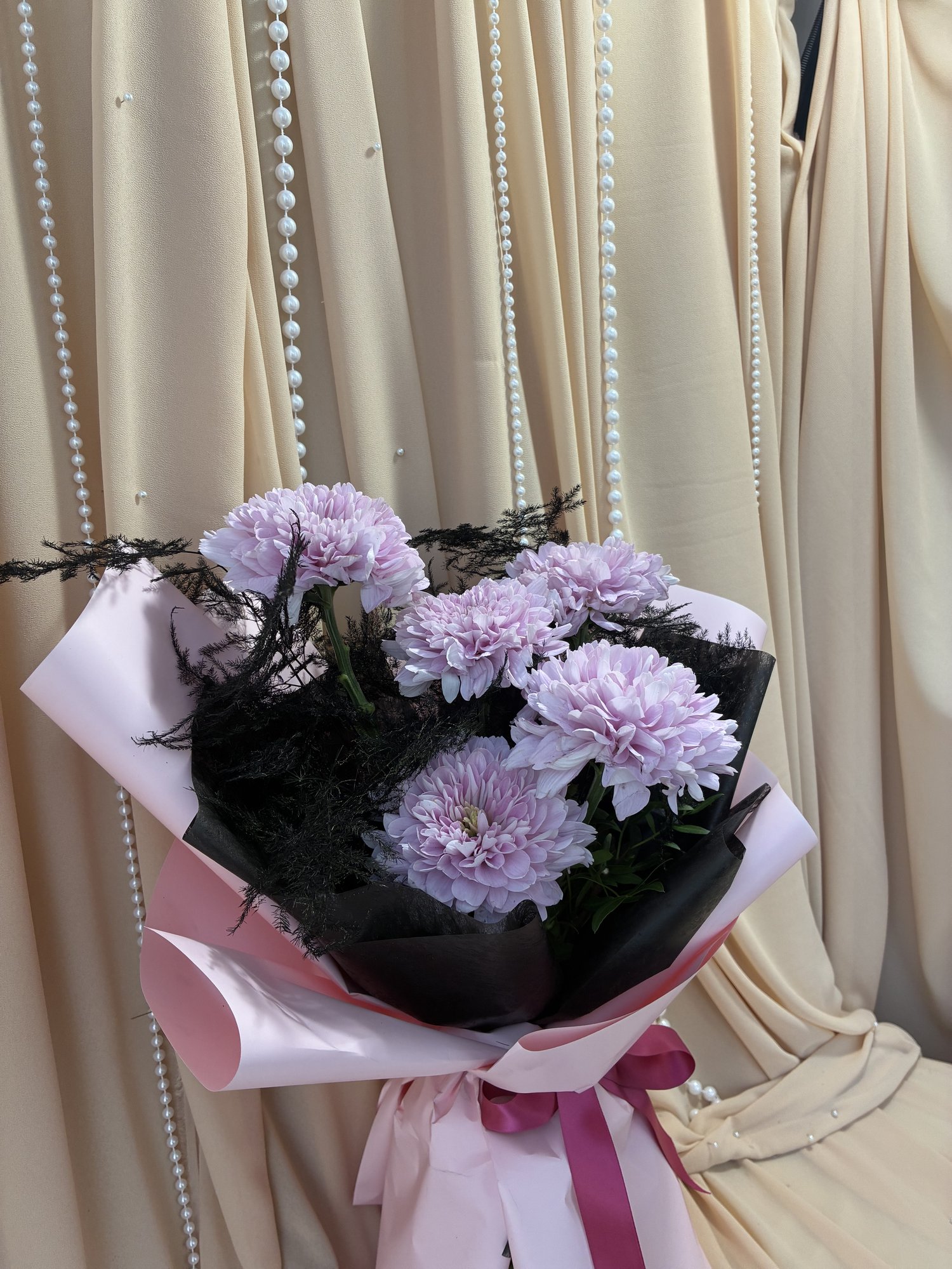 Noir Petaline – Buchet cu Crizanteme VIP Roz și Asparagus Negru - Imagine 2