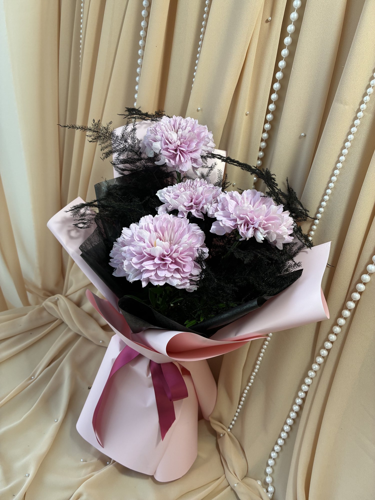Noir Petaline – Buchet cu Crizanteme VIP Roz și Asparagus Negru - Imagine 3