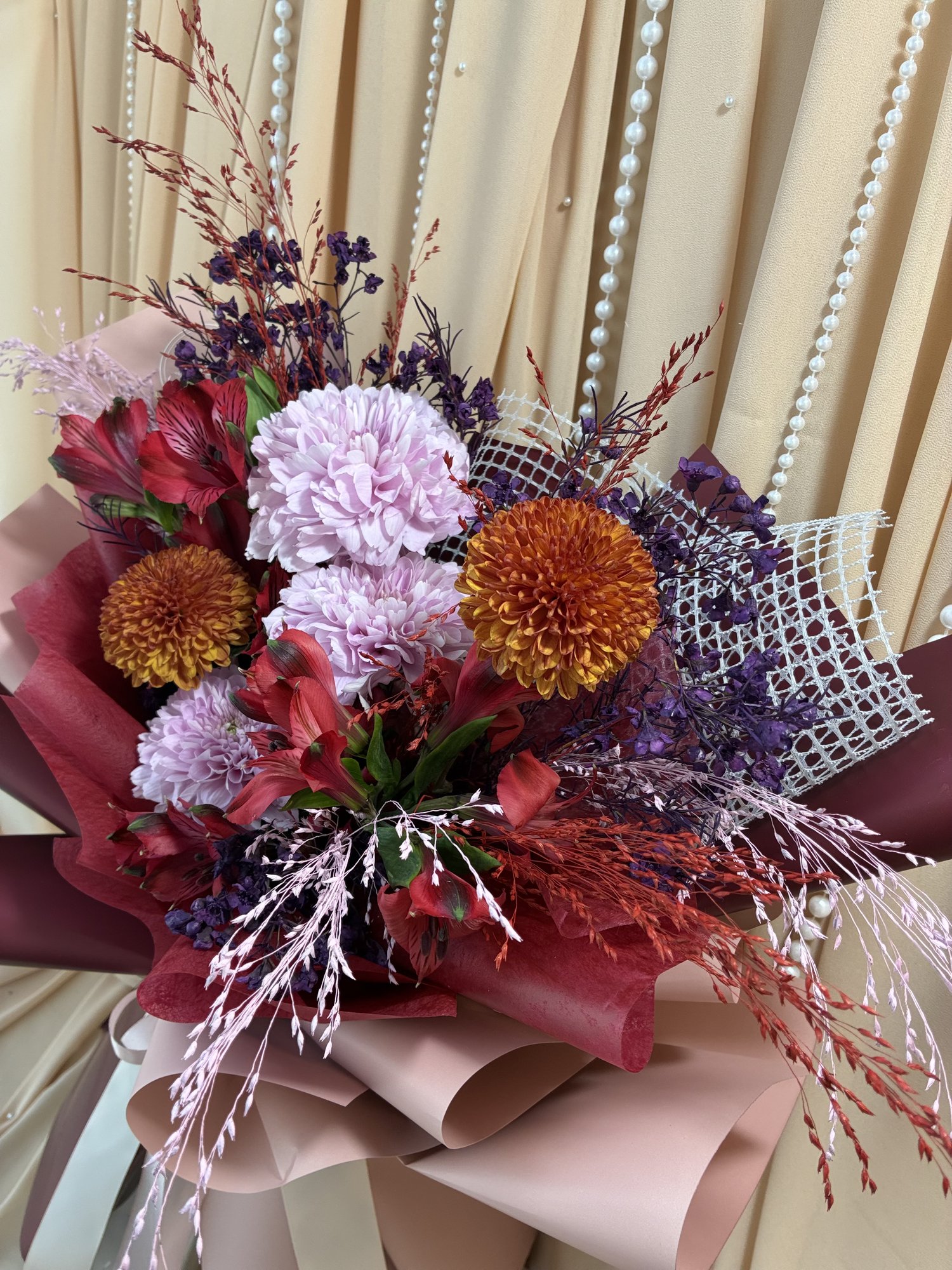 Rouge Mosaic – Buchet cu Crizanteme VIP Roz și Portocalii, Alstroemeria Roșie și Limonium - Imagine 2