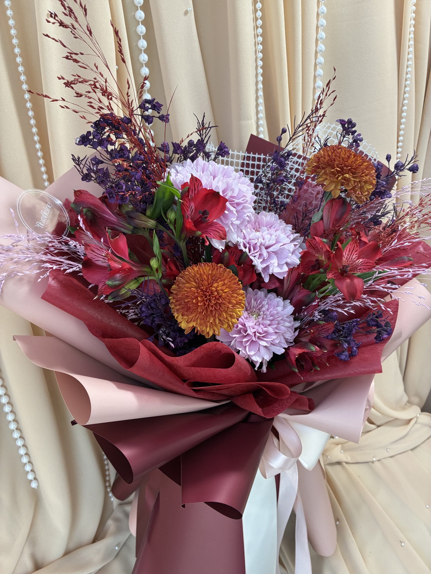 Rouge Mosaic – Buchet cu Crizanteme VIP Roz și Portocalii, Alstroemeria Roșie și Limonium - Imagine 3