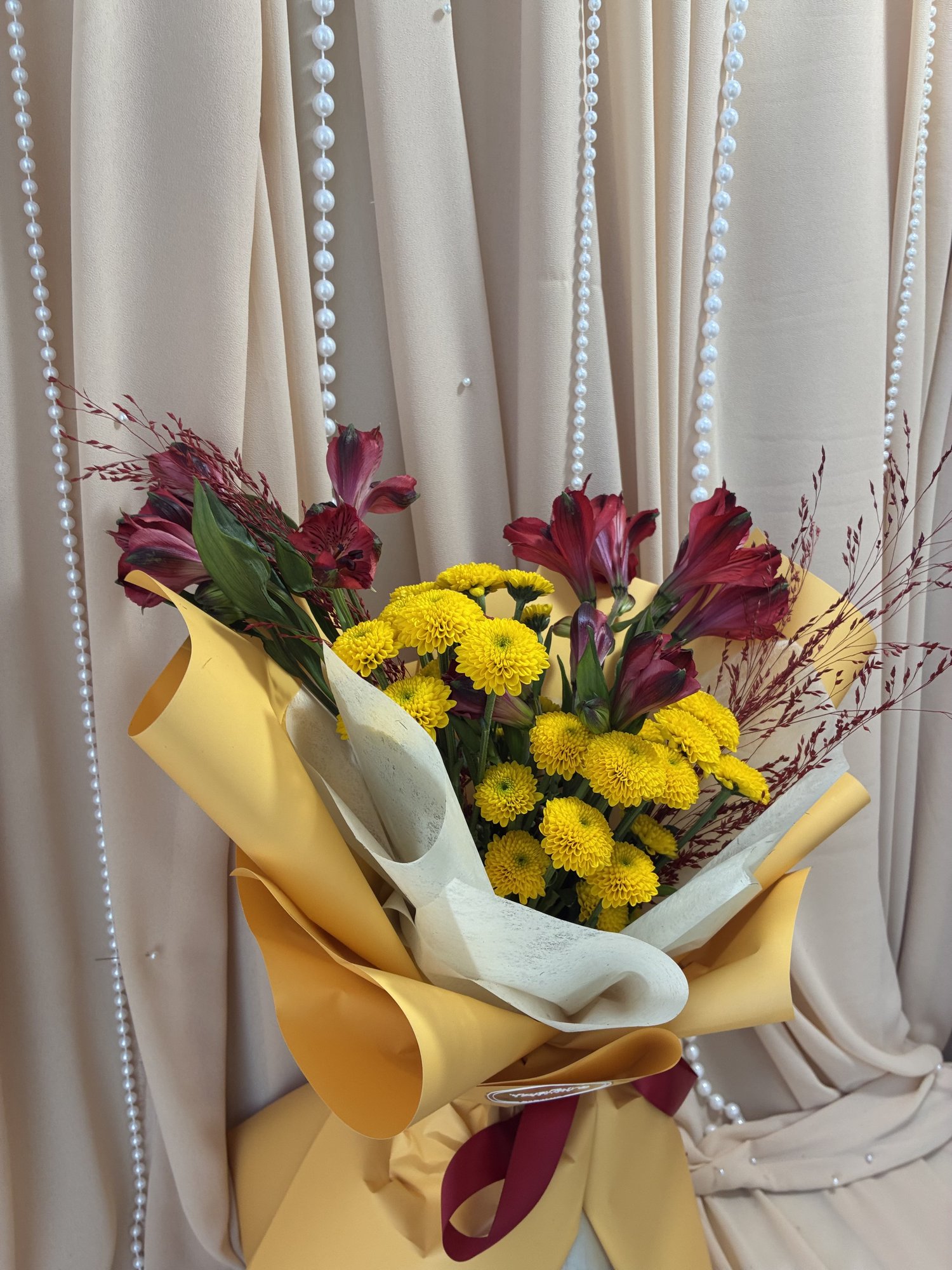Saffron Merlot – Buchet cu Mini Crizanteme Galbene, Alstroemeria Roșie și Limonium - Imagine 2