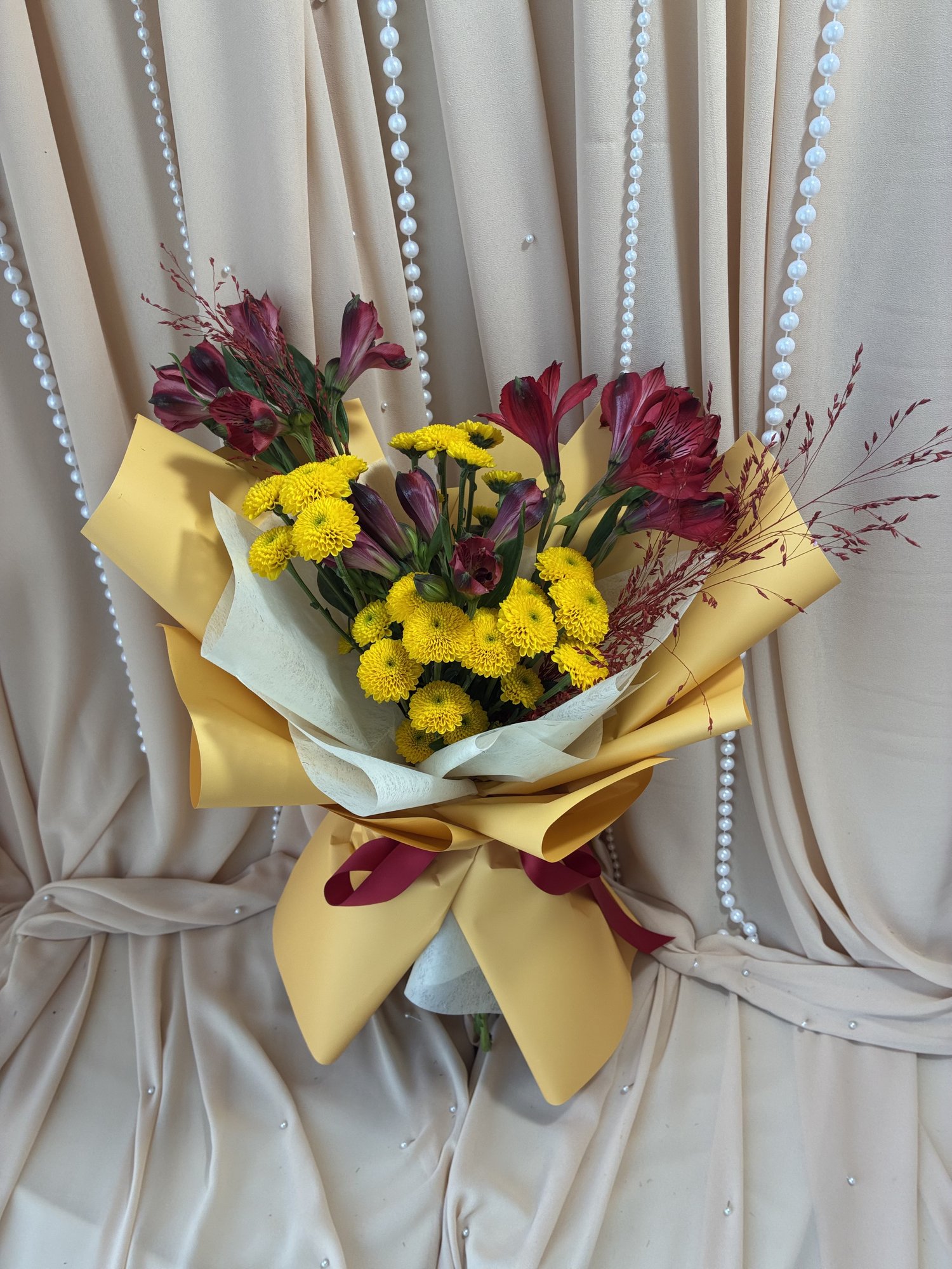 Saffron Merlot – Buchet cu Mini Crizanteme Galbene, Alstroemeria Roșie și Limonium - Imagine 3