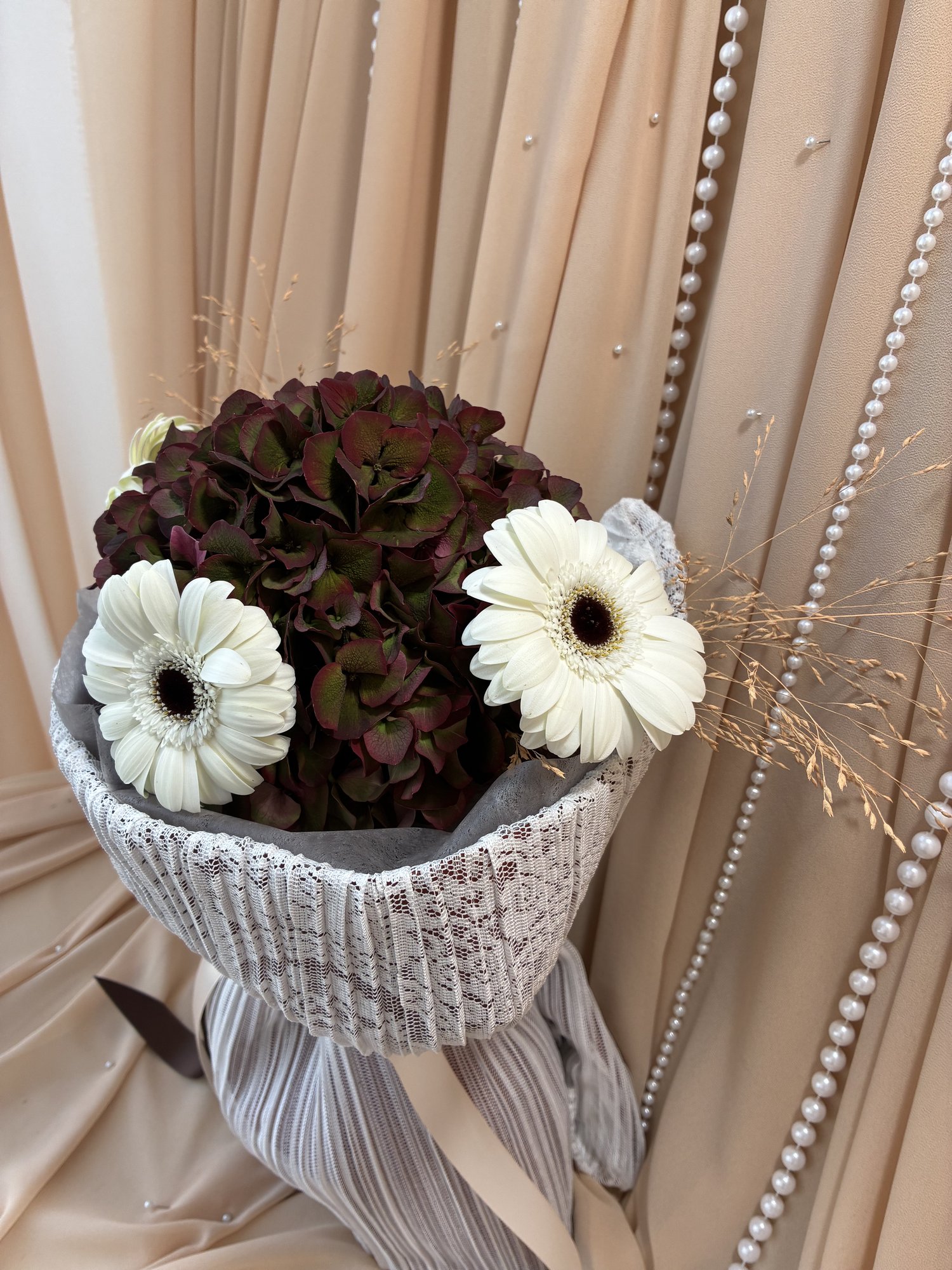 Bordeaux Dentelle – Buchet cu Hortensie Burgundy, Gerbera Albă și Limonium - Imagine 2