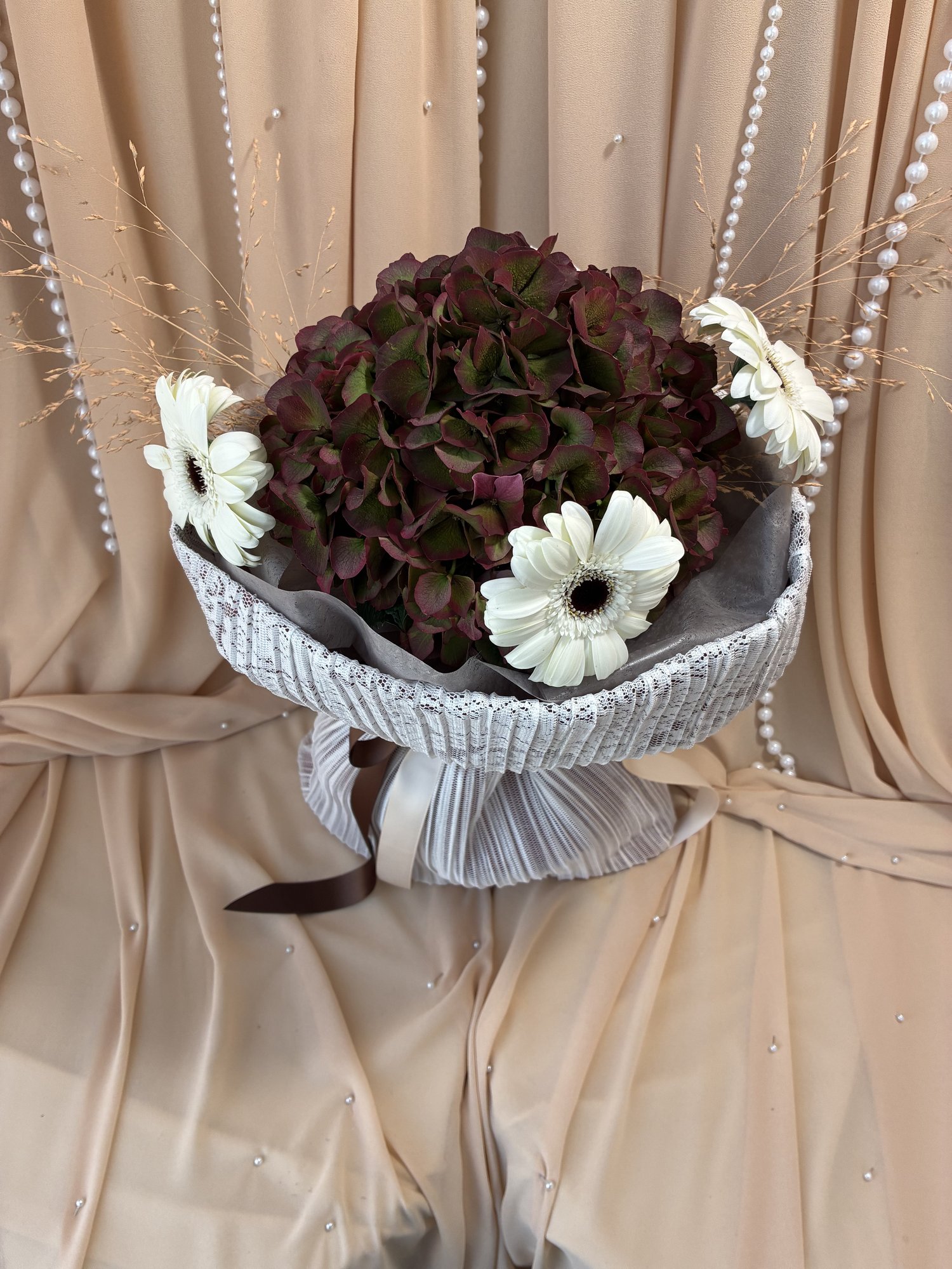 Bordeaux Dentelle – Buchet cu Hortensie Burgundy, Gerbera Albă și Limonium - Imagine 3