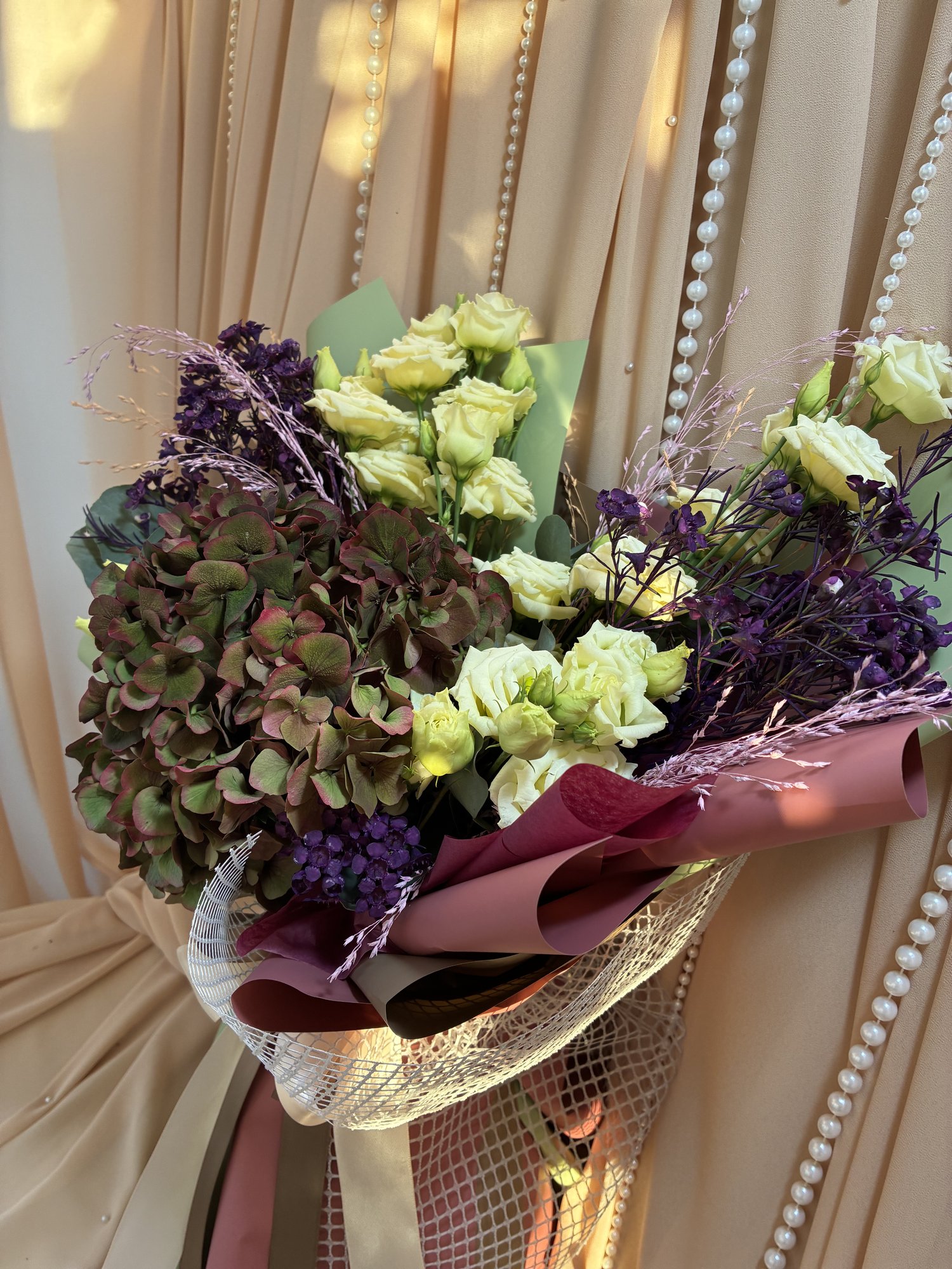 Olive Amethyst – Buchet cu Hortensie Verde-Burgundy, Eustoma Crem, Waxflower Mov și Limonium - Imagine 2