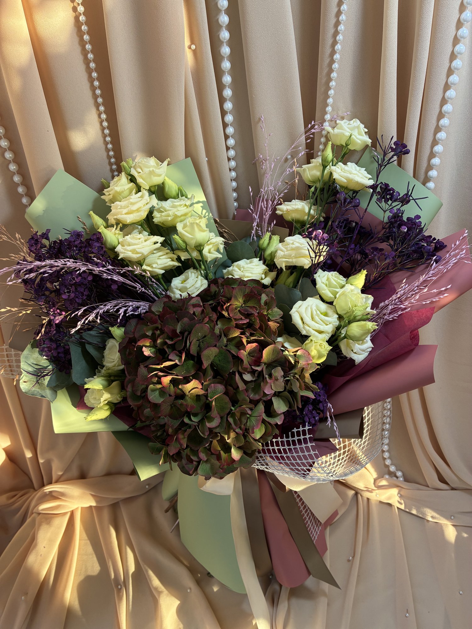 Olive Amethyst – Buchet cu Hortensie Verde-Burgundy, Eustoma Crem, Waxflower Mov și Limonium - Imagine 3