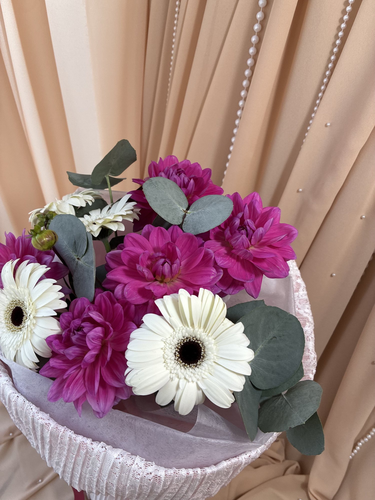 Fuchsia Chantilly – Buchet cu Dalii Fuchsia, Gerbera Albă și Eucalipt - Imagine 2