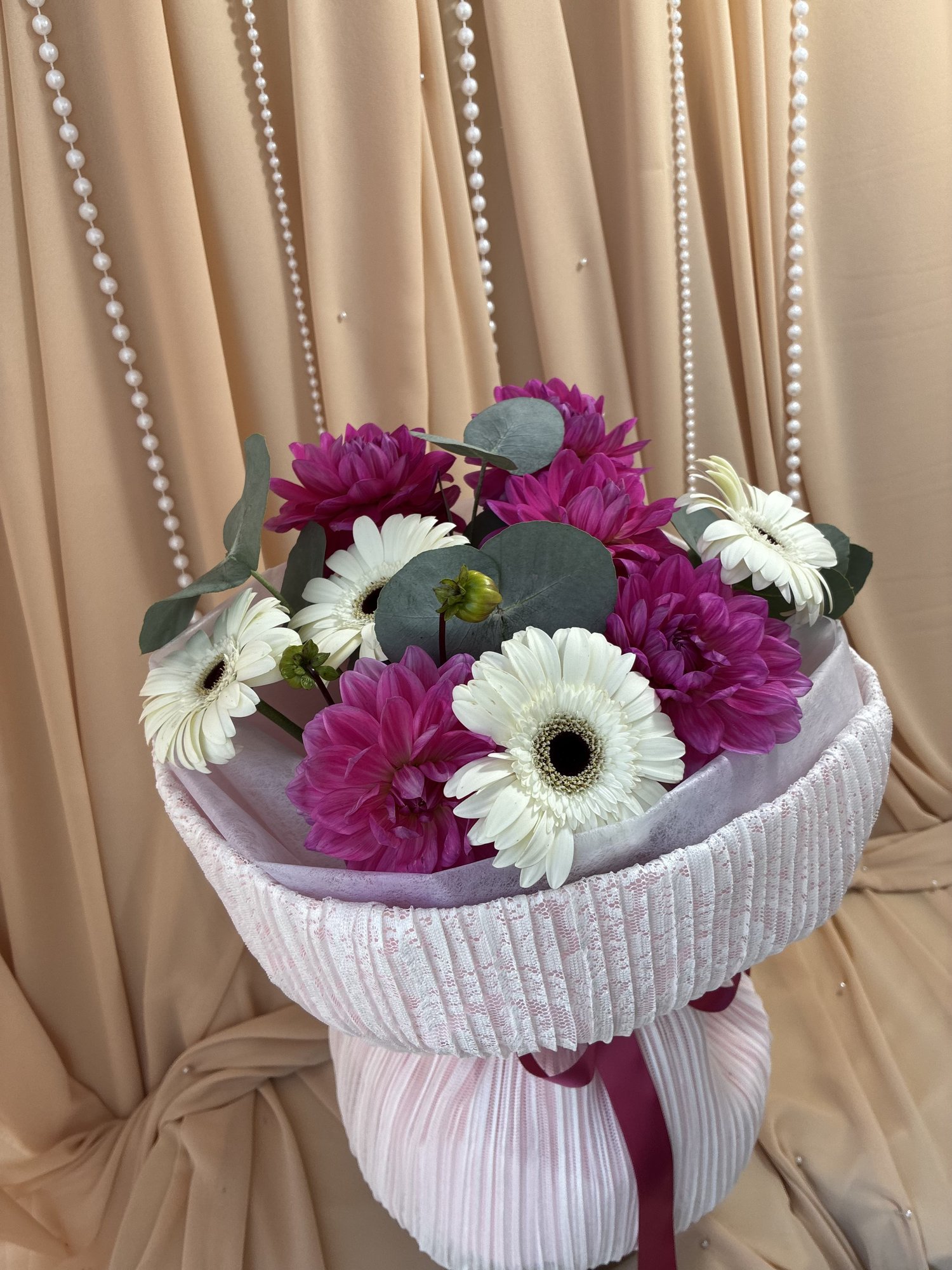 Fuchsia Chantilly – Buchet cu Dalii Fuchsia, Gerbera Albă și Eucalipt - Imagine 3
