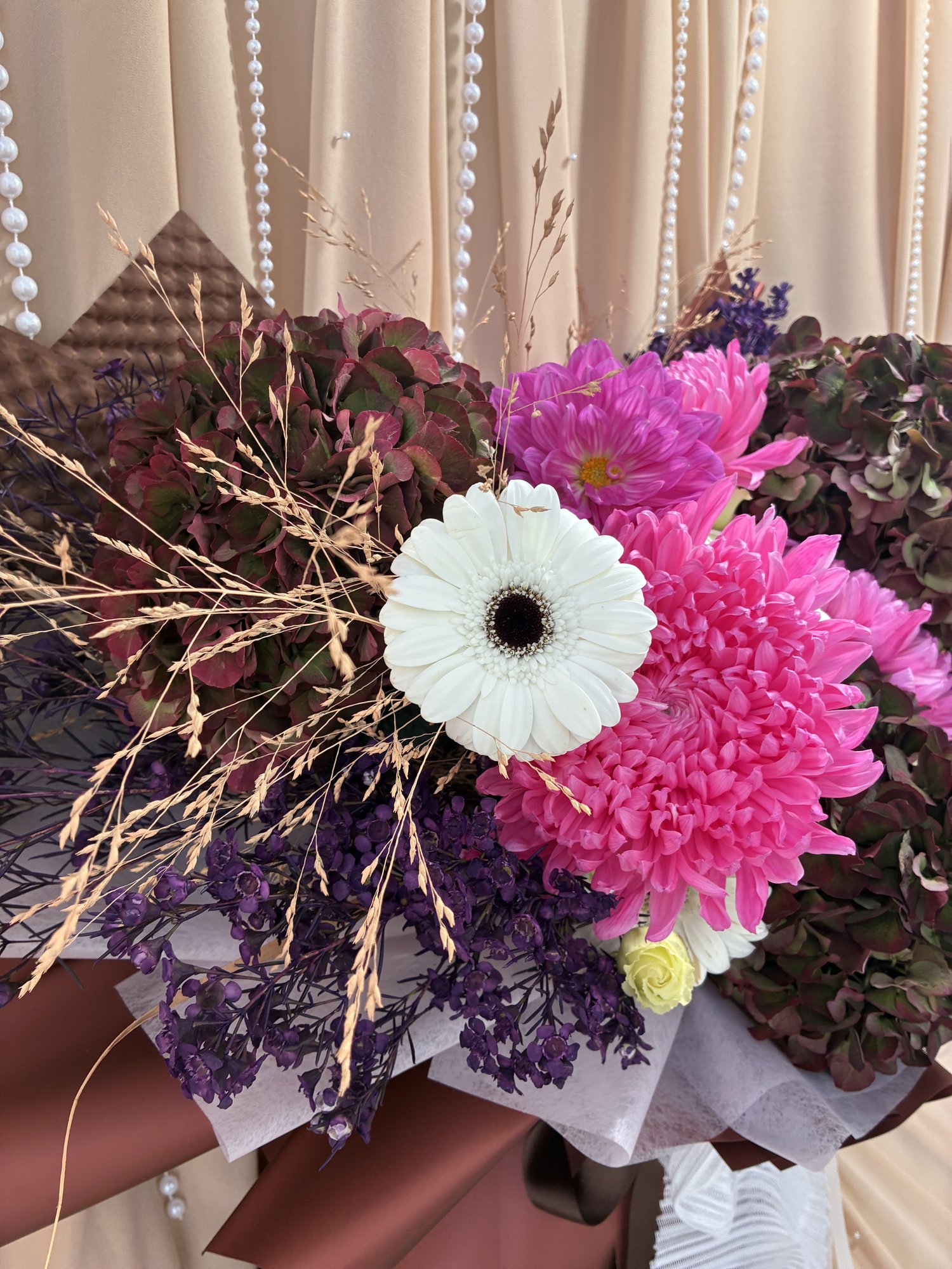 Amethyst Opulence – Buchet Premium cu Hortensii Burgundy, Crizanteme VIP Roz, Gerbera Albă și Eustoma - Imagine 2