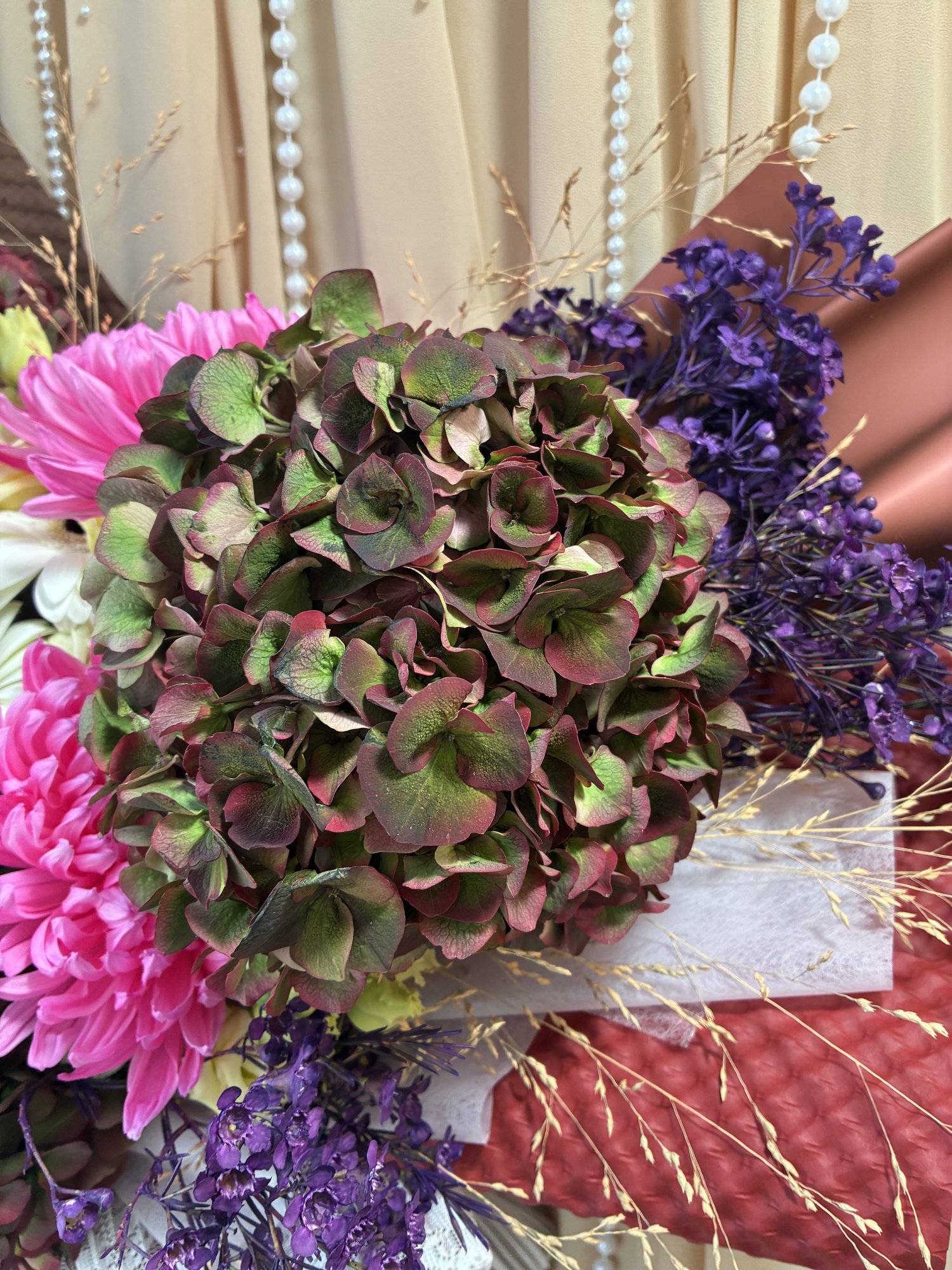 Amethyst Opulence – Buchet Premium cu Hortensii Burgundy, Crizanteme VIP Roz, Gerbera Albă și Eustoma - Imagine 3