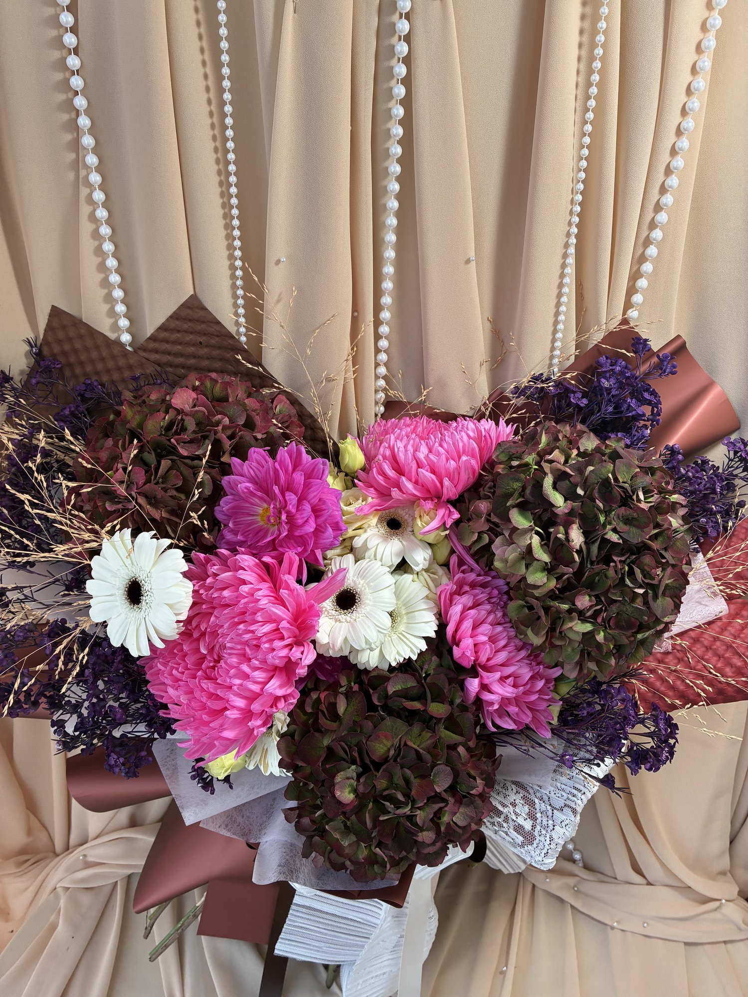 Amethyst Opulence – Buchet Premium cu Hortensii Burgundy, Crizanteme VIP Roz, Gerbera Albă și Eustoma - Imagine 4
