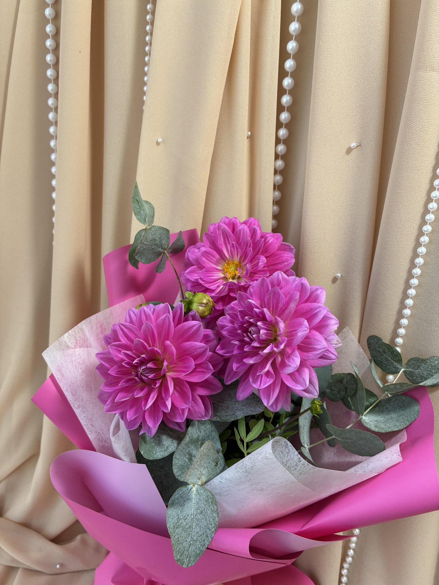 Fuchsia Silhouette – Buchet cu Dalii Fuchsia și Eucalipt Argintiu - Imagine 2
