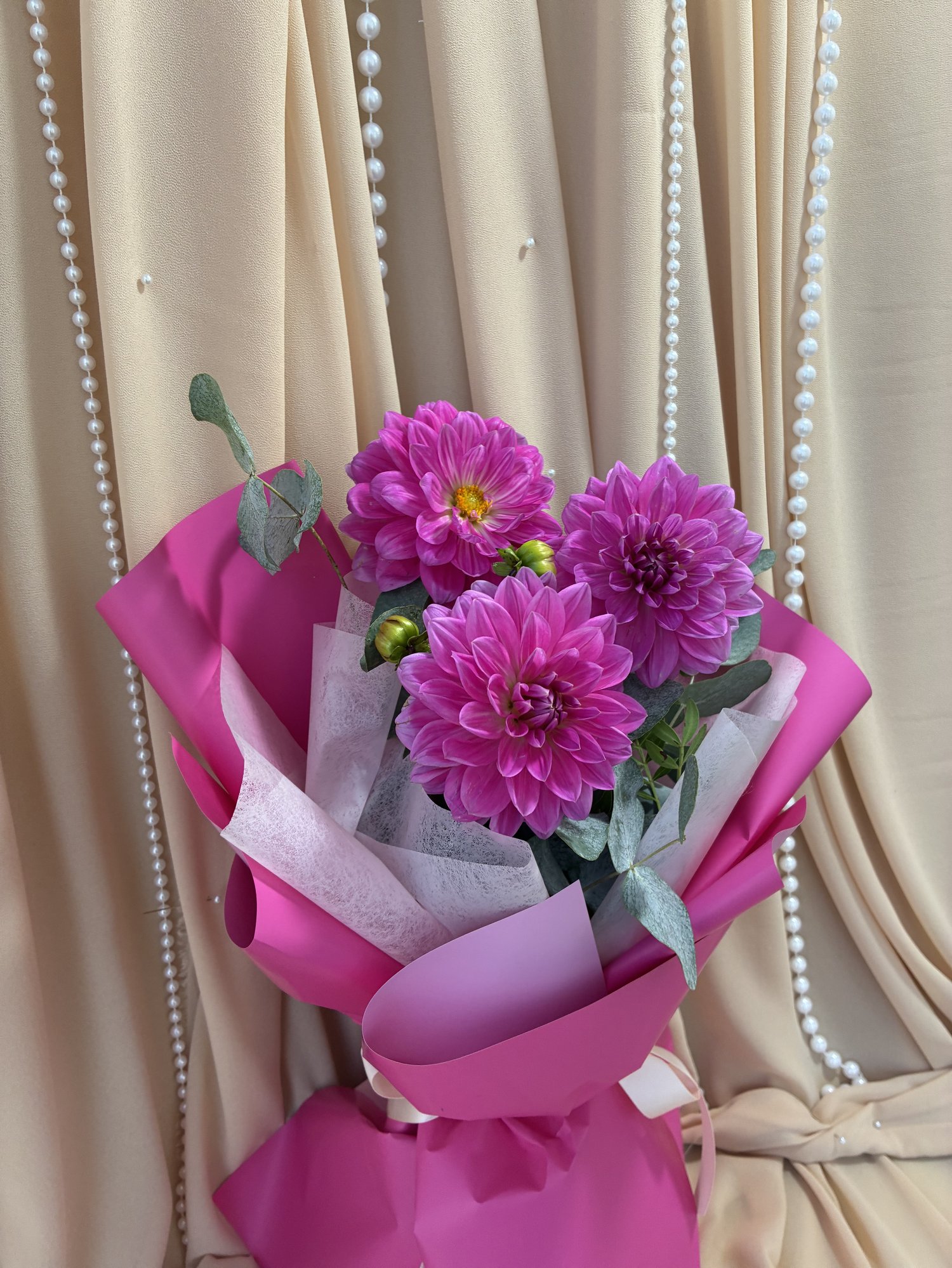 Fuchsia Silhouette – Buchet cu Dalii Fuchsia și Eucalipt Argintiu - Imagine 3