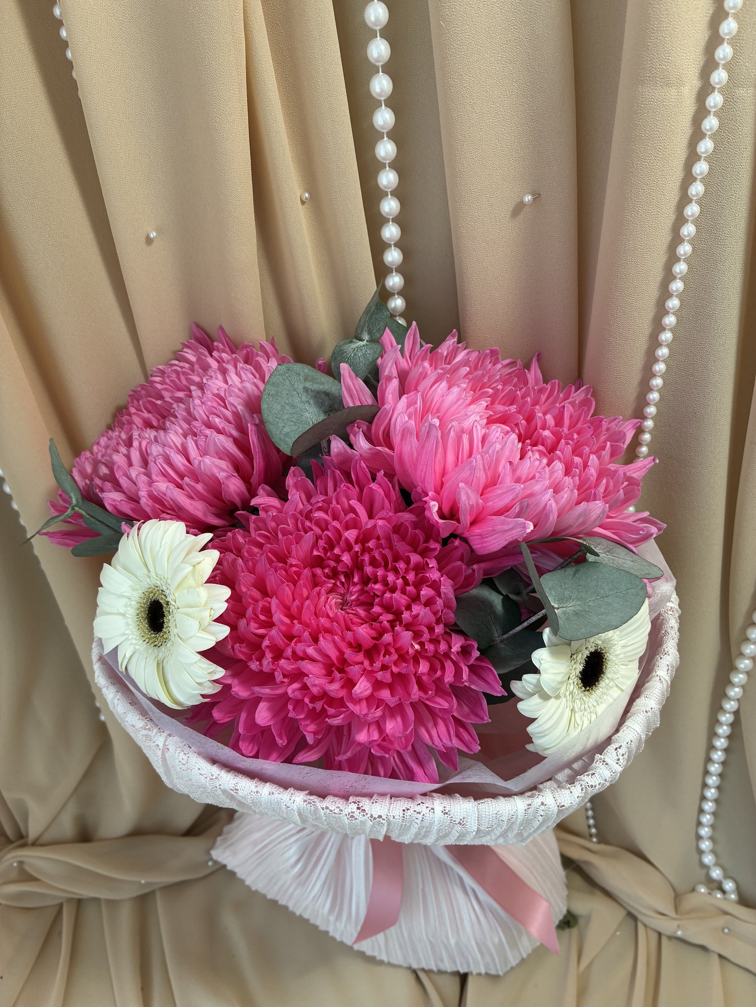 Pink Étoile – Buchet cu Crizanteme VIP Roz, Gerbera Albă și Eucalipt - Imagine 2