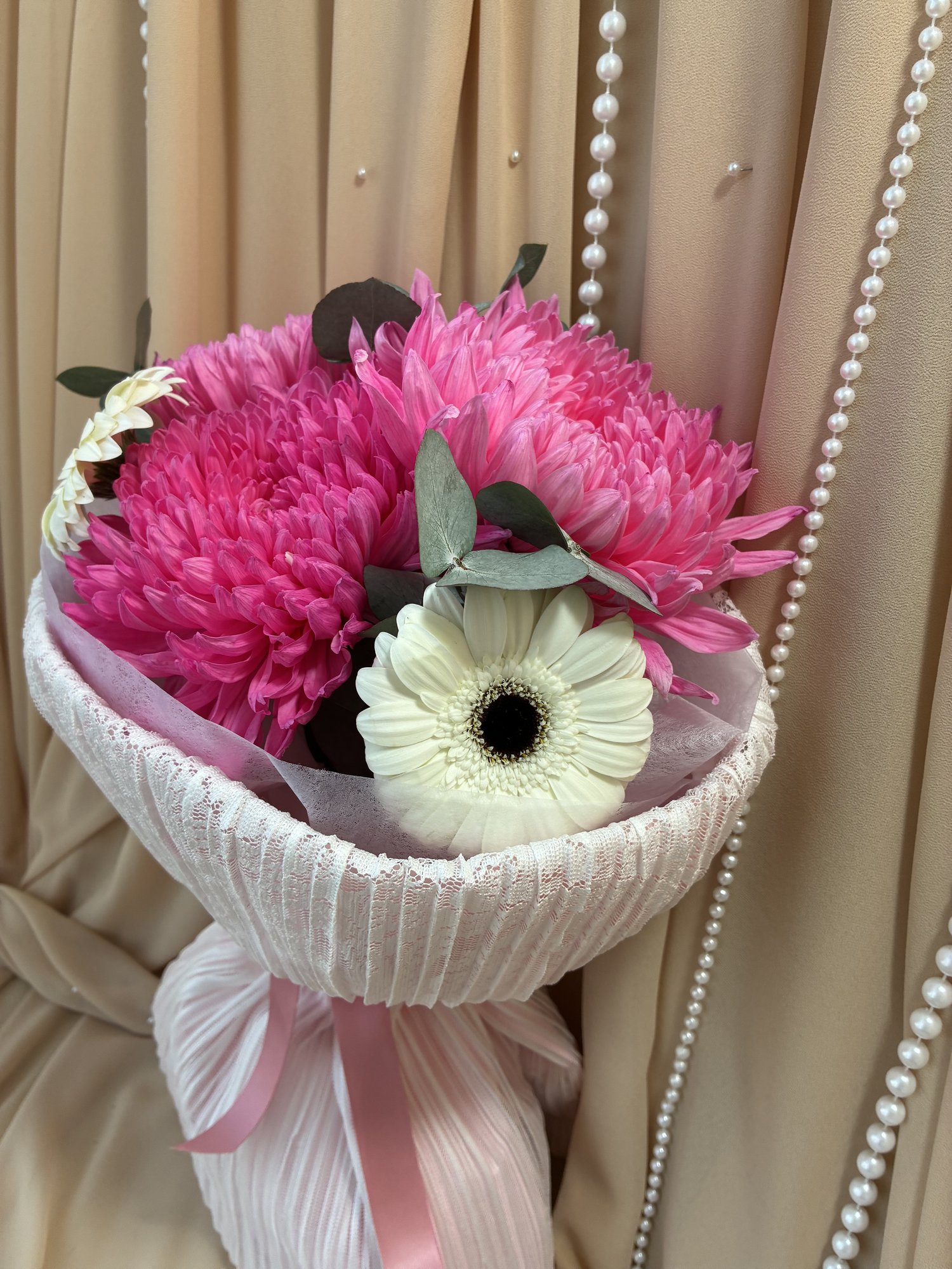 Pink Étoile – Buchet cu Crizanteme VIP Roz, Gerbera Albă și Eucalipt - Imagine 3