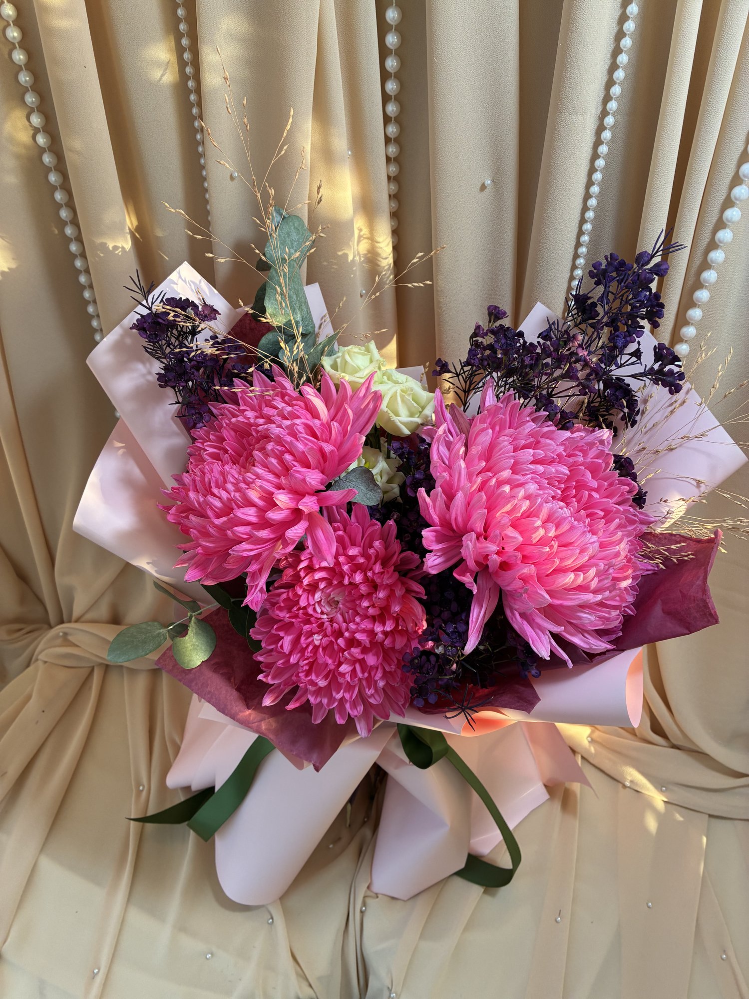 Fuchsia Nocturne – Buchet cu Crizanteme VIP Roz, Eustoma Albă, Waxflower Mov și Limonium - Imagine 2
