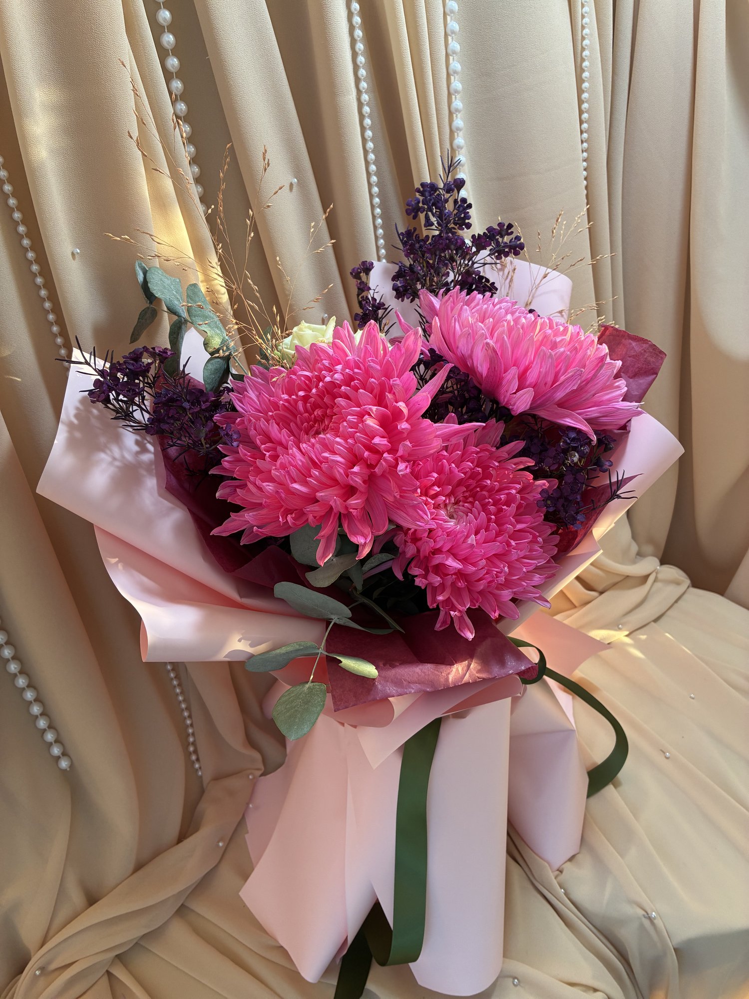 Fuchsia Nocturne – Buchet cu Crizanteme VIP Roz, Eustoma Albă, Waxflower Mov și Limonium - Imagine 3