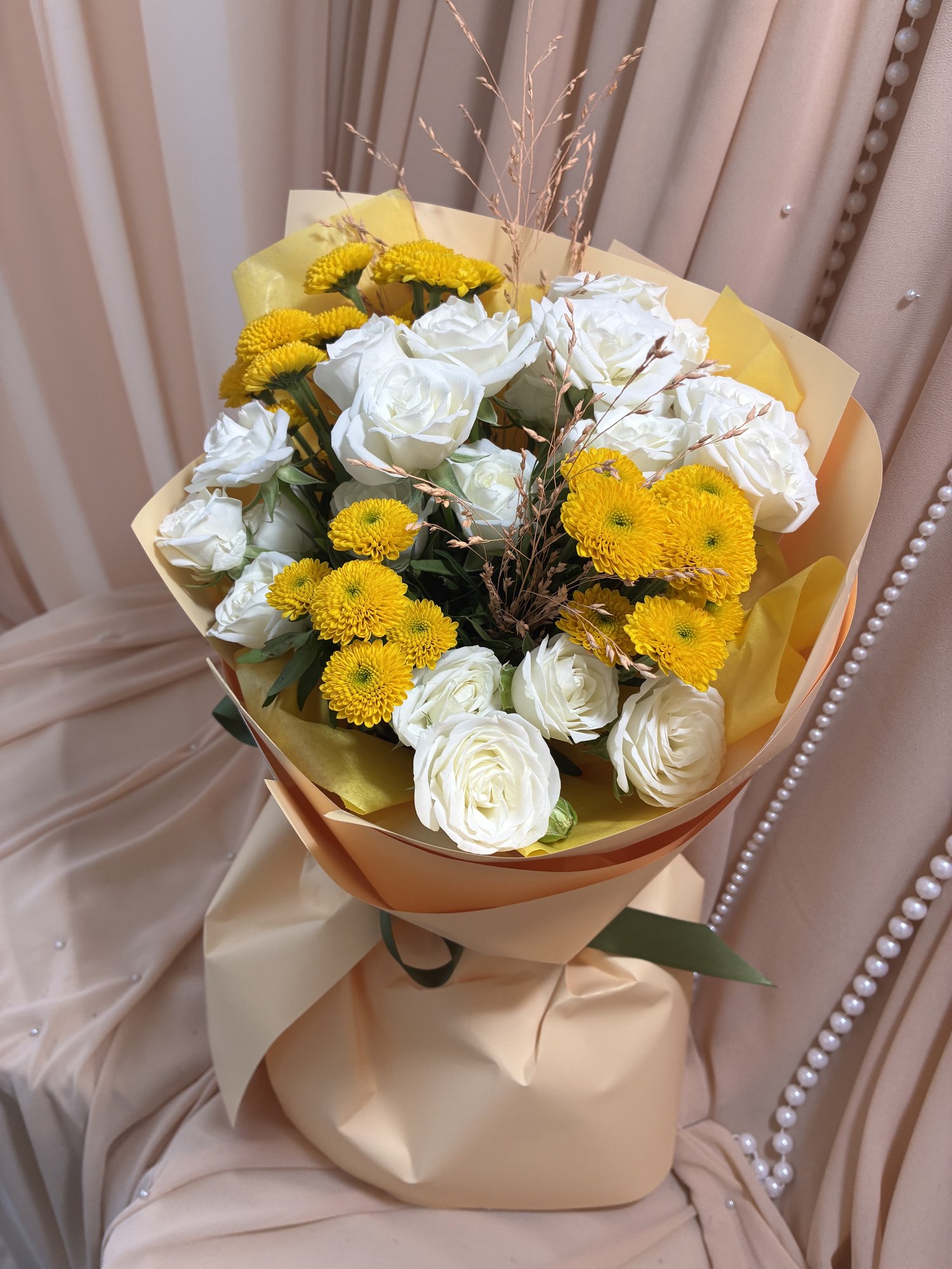 Ivory Solstice – Buchet cu Miniroze Albe, Mini Crizanteme Galbene și Limonium - Imagine 2