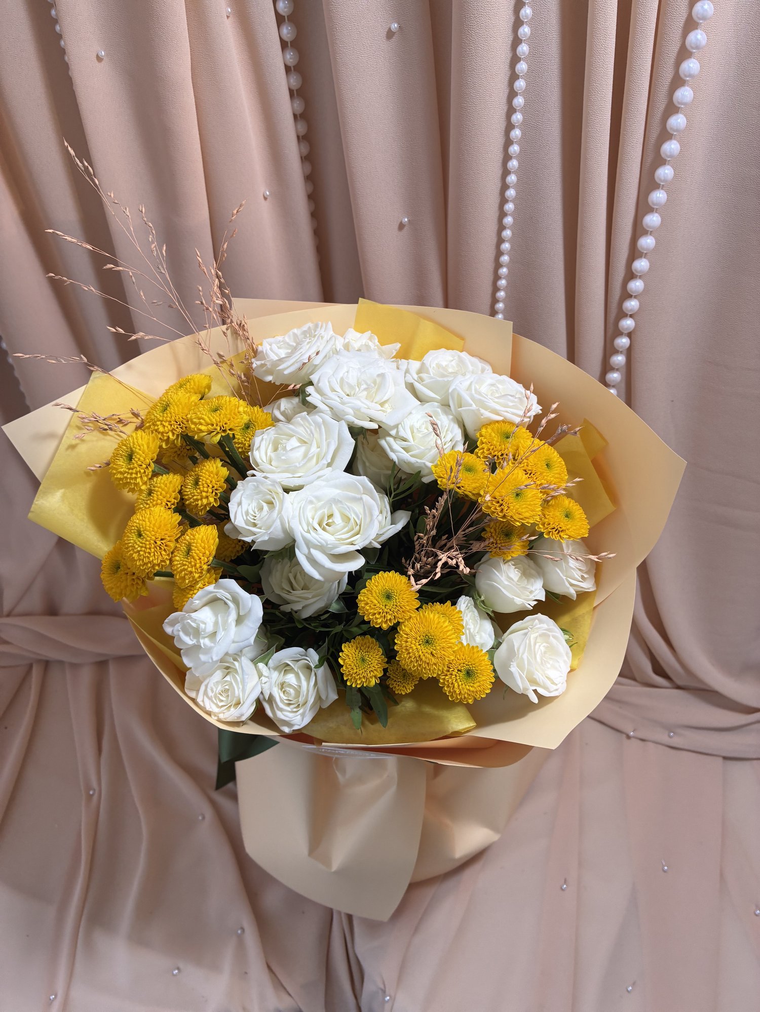 Ivory Solstice – Buchet cu Miniroze Albe, Mini Crizanteme Galbene și Limonium - Imagine 3
