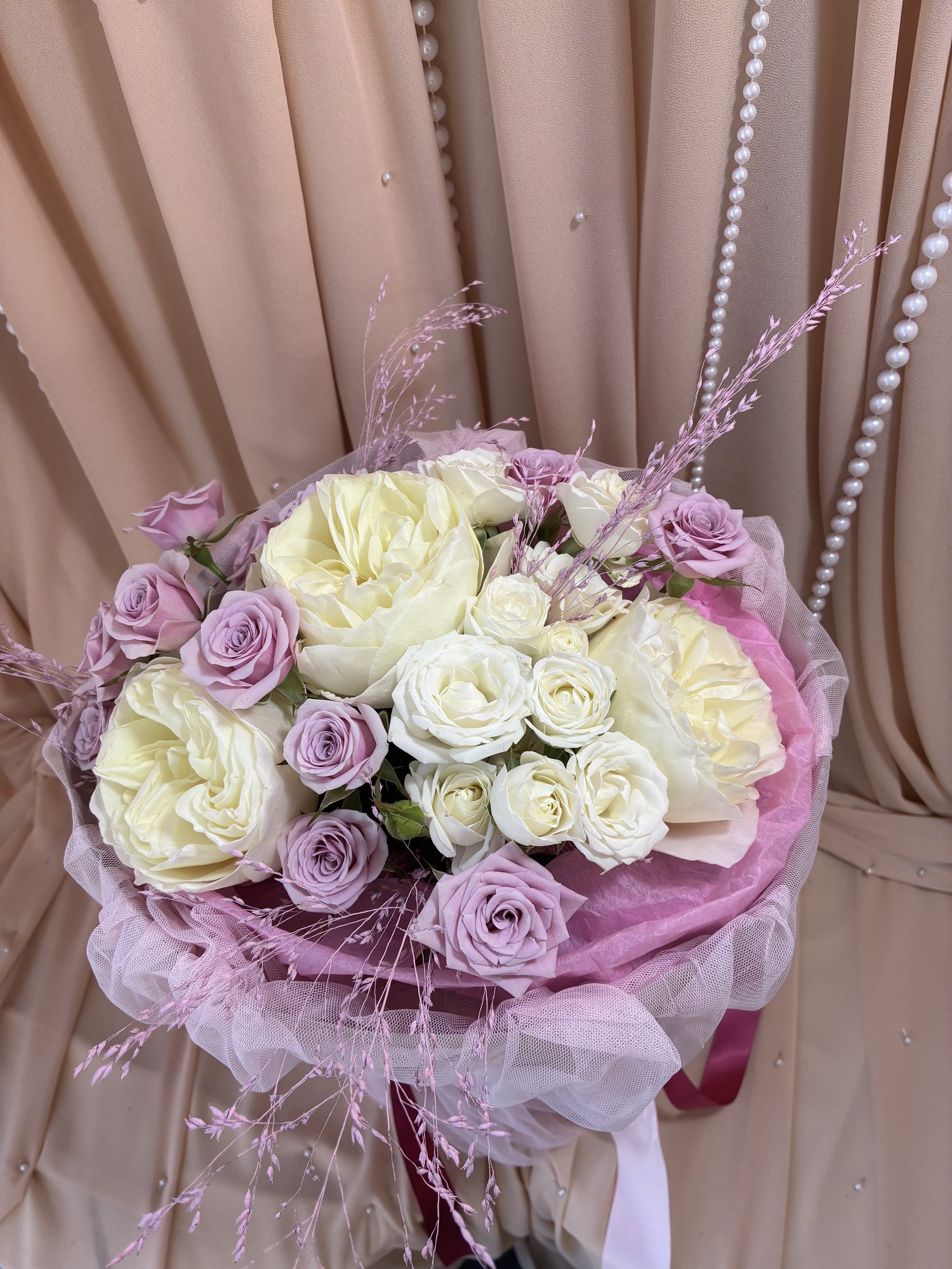Lavender Meringue – Buchet cu Trandafiri Garden Albi, Miniroze Roz și Albe și Limonium Roz - Imagine 2