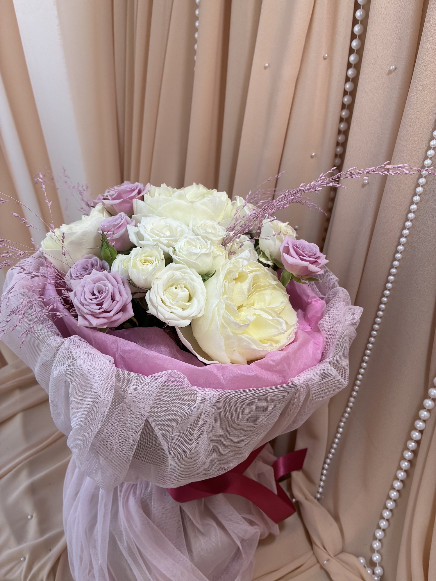 Lavender Meringue – Buchet cu Trandafiri Garden Albi, Miniroze Roz și Albe și Limonium Roz - Imagine 3
